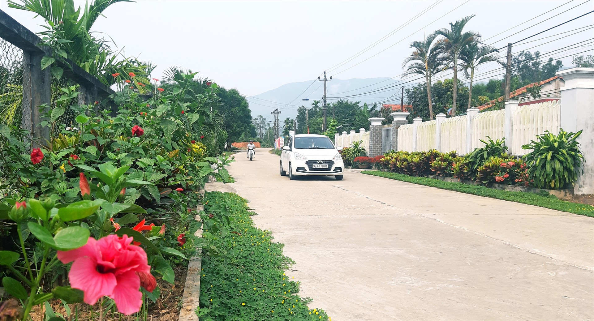 Hạ tầng giao thông nông thôn của xã Quế Hiệp được đầu tư xây dựng kiên cố, khang trang. Ảnh: VĂN SỰ