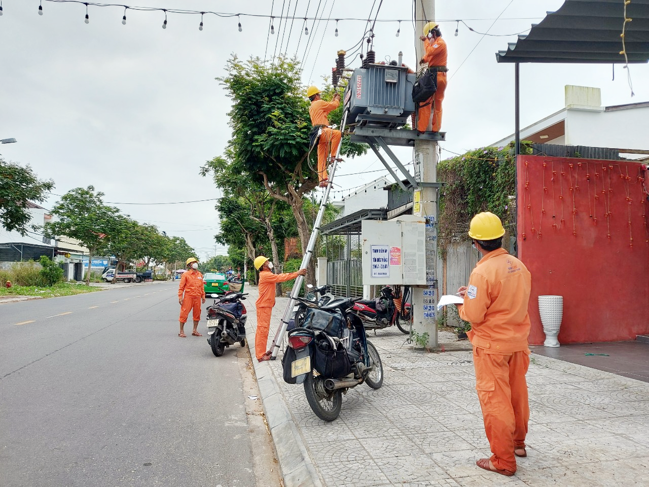 Nhân viên Điện lực Hội An kiểm tra lưới điện. Ảnh: P.V