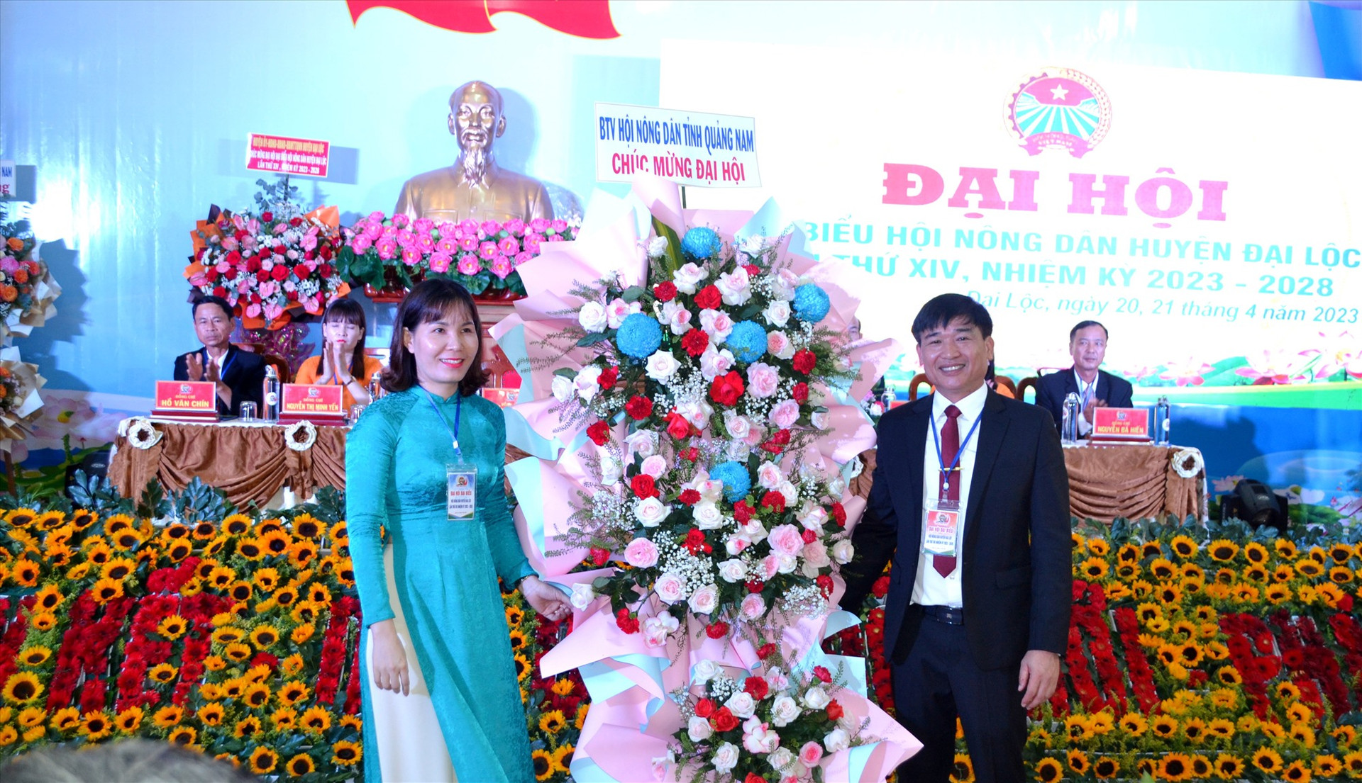 Bà Lê Thị Minh Tâm tặng lẵng hoa chúc mừng đại hội. Ảnh: CT