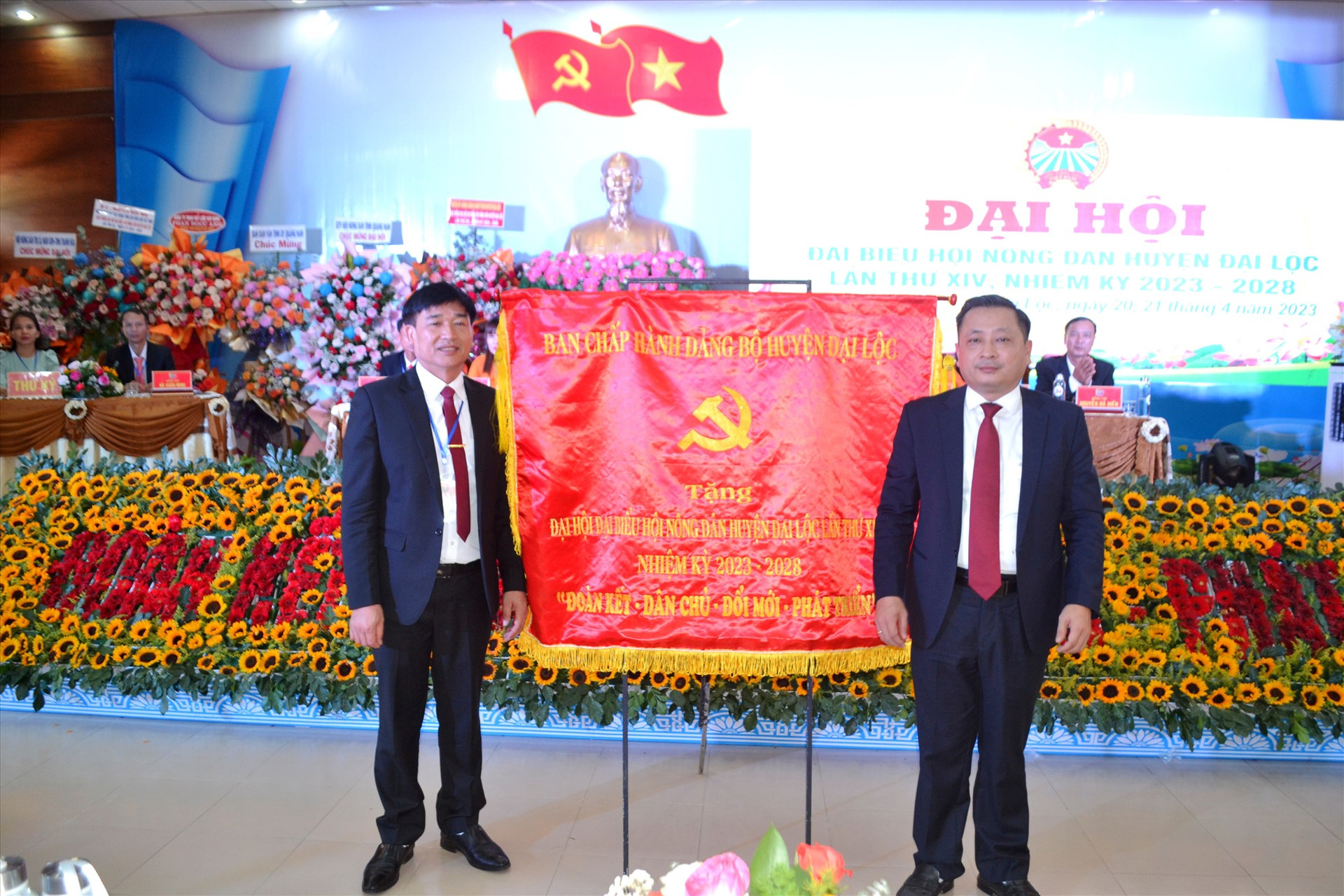 Ông Nguyễn Hảo trao tặng bức trướng của Ban Chấp hành Đảng bộ huyện cho HND huyện Đại Lộc. Ảnh: CT
