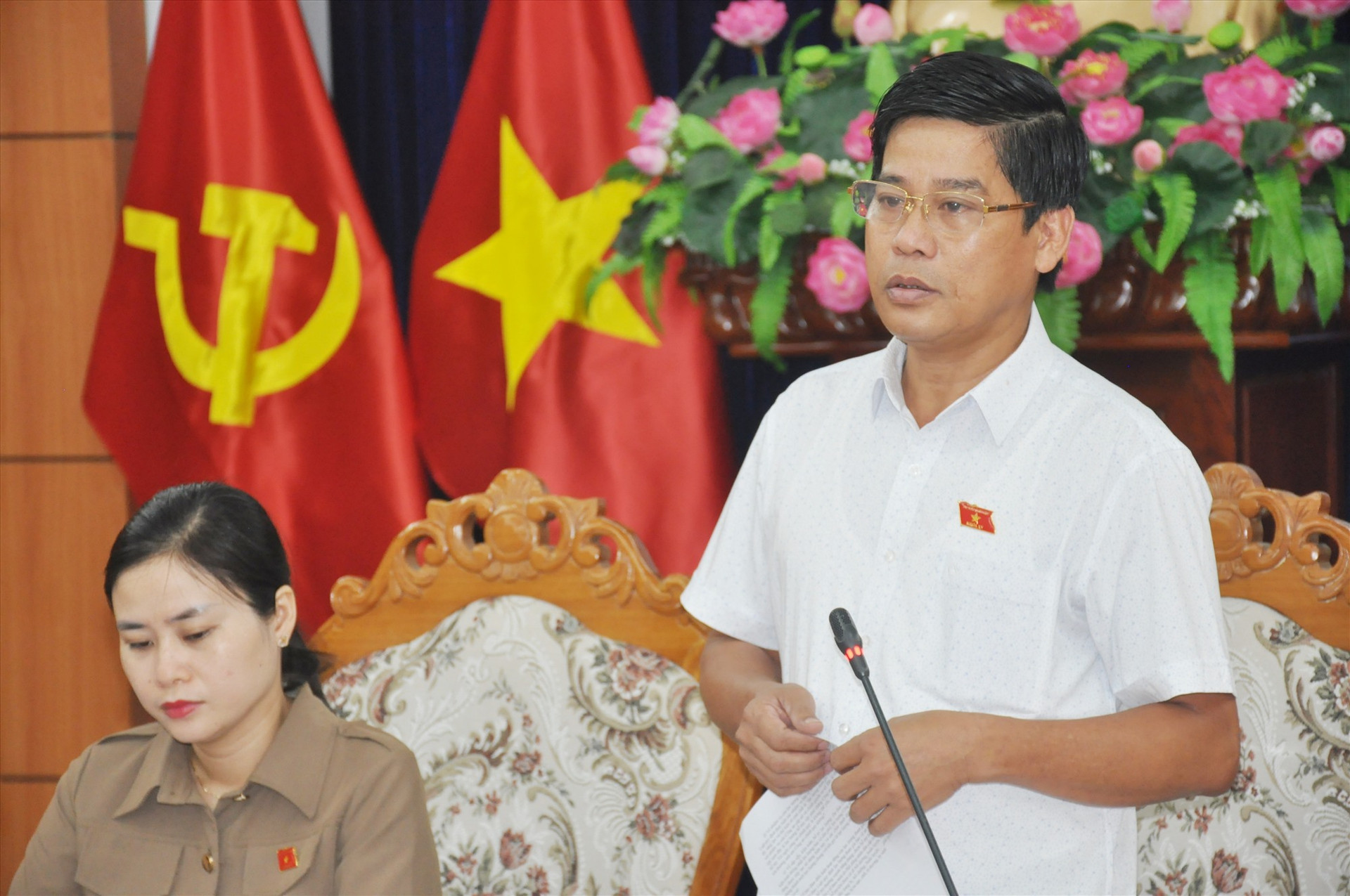 Phó Trưởng đoàn ĐBQH tỉnh Dương Văn Phước chủ trì hội nghị góp ý. Ảnh: N.Đ