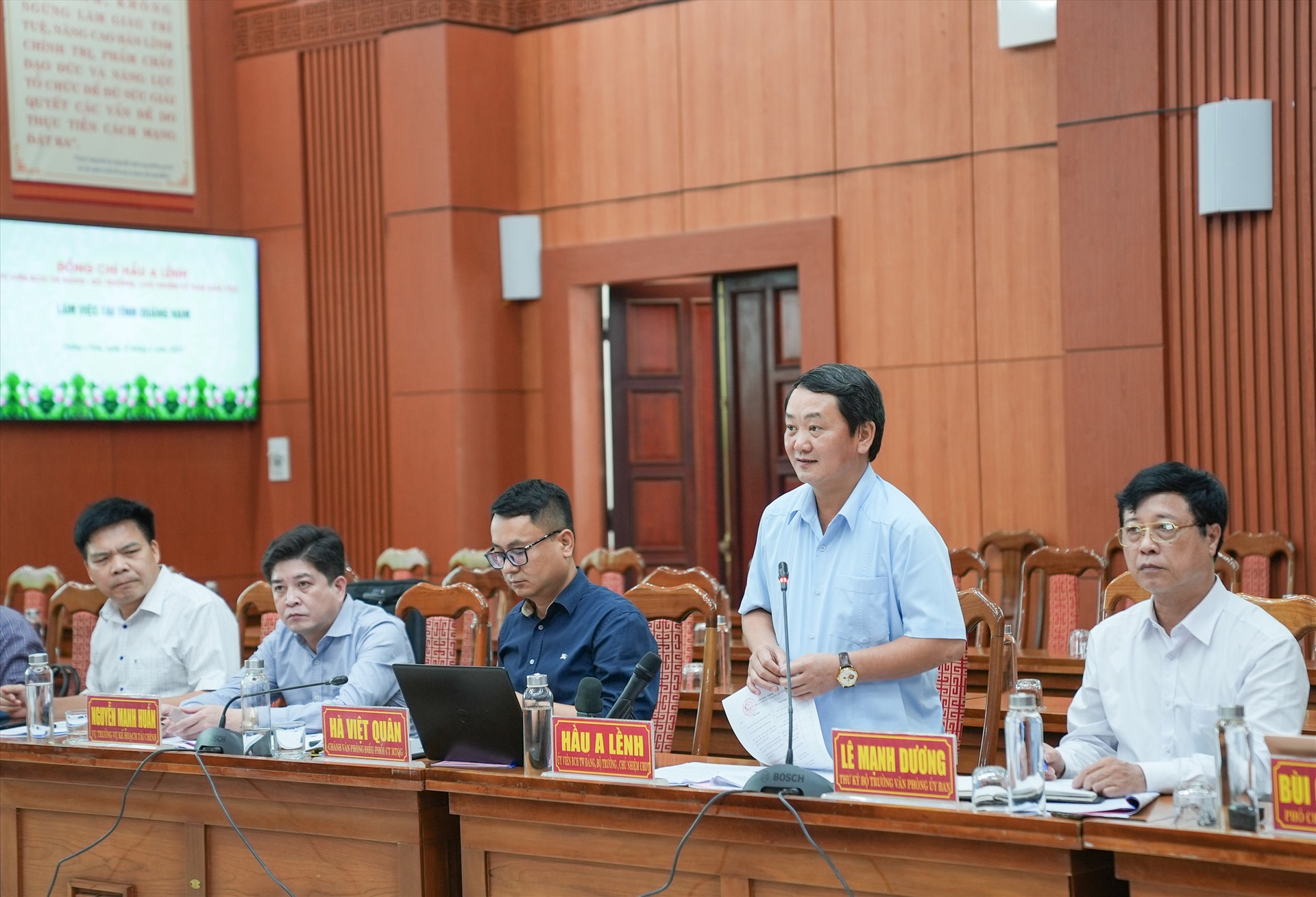 Chủ nhiệm Ủy ban Dân tộc Hầu A Lềnh đặt ra các câu hỏi cho Quảng Nam. Ảnh: H.Q
