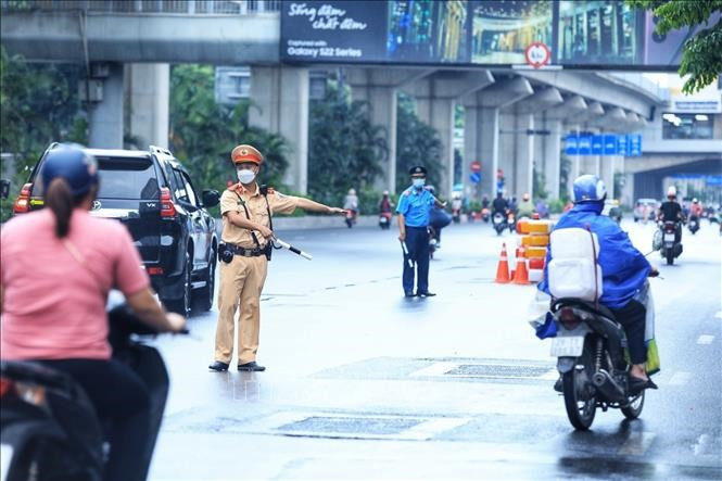 Lực lượng CSGT và Thanh tra giao thông tổ chức hướng dẫn phân làn các phương tiện trên đường Nguyễn Trãi, Hà Nội. Ảnh tư liệu: Tuấn Anh/TTXVN