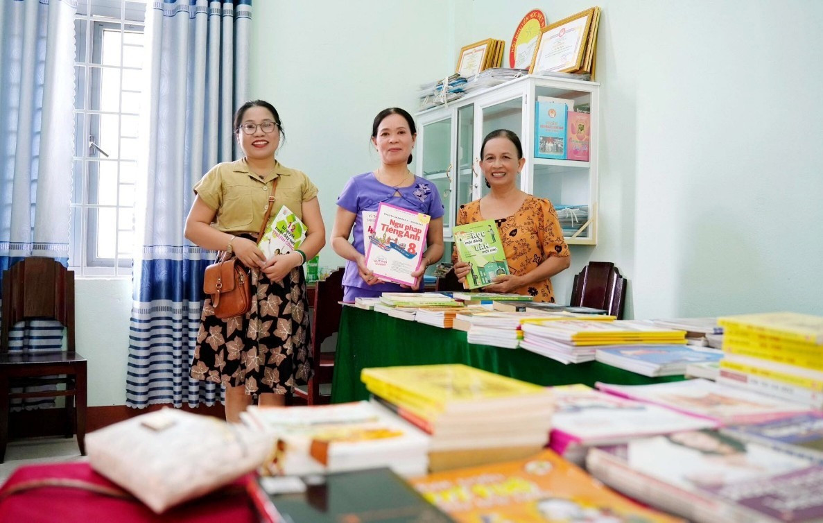 Trao tặng 173 cuốn sách cho Hội Khuyến học xã Tiên Lộc