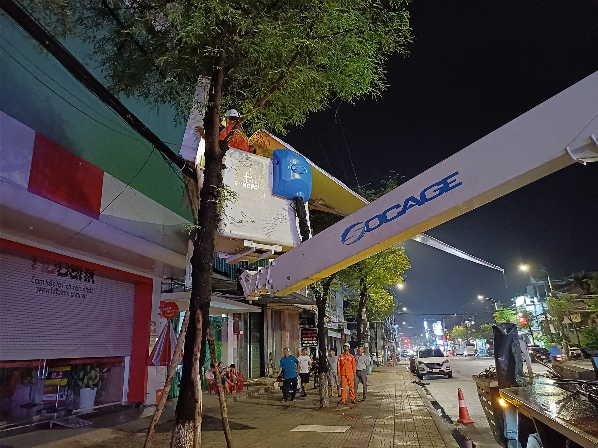Mưa lớn cũng khiến biển quảng cáo của hộ kinh doanh trên đường Phan Châu Trinh ngã đổ, đè lên dây điện, gây mất điện cục bộ. Ảnh: H.Q
