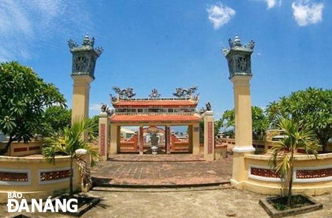 Kiến trúc cổ kính, đặc trưng của khu lăng mộ Ông Ích Khiêm. Ảnh: H.L