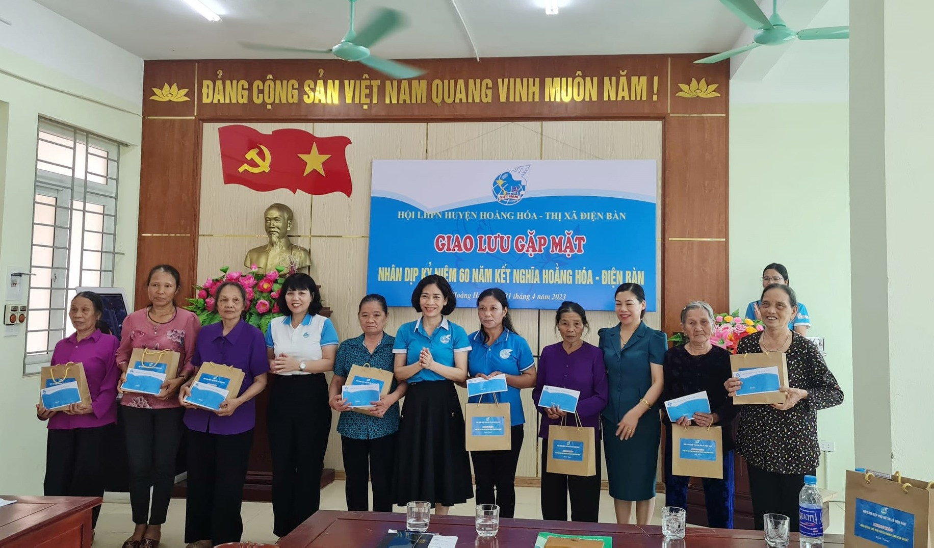 Hội LHPN thị xã Điện Bàn tặng quà hội viên phụ nữ khó khăn huyện Hoằng Hóa