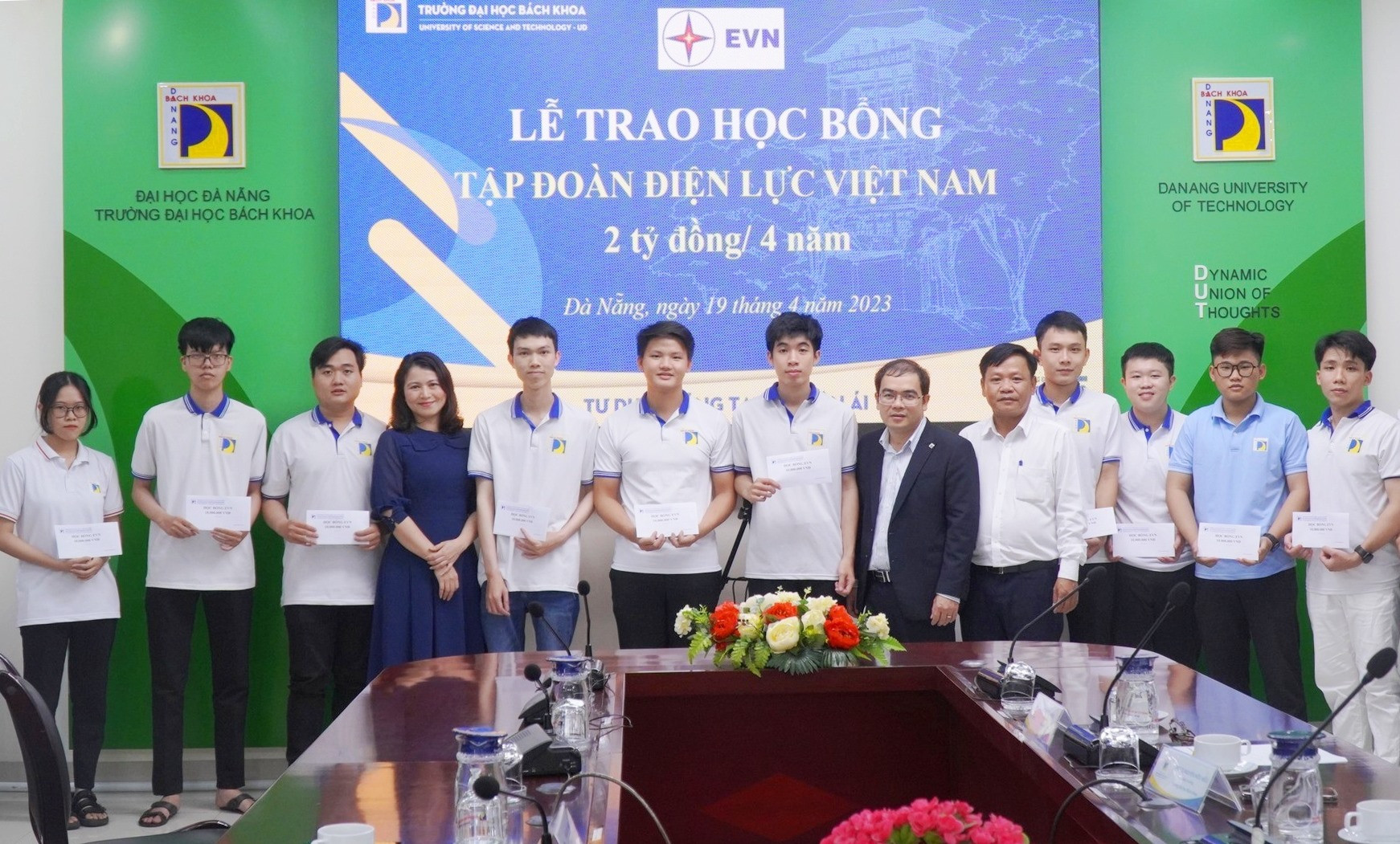 Những sinh viên tiêu biểu của Trường ĐH Bách khoa -ĐHĐN được trao bổng của Tập đoàn Điện lực việt Nam sáng ngày 19/4. Ảnh XL