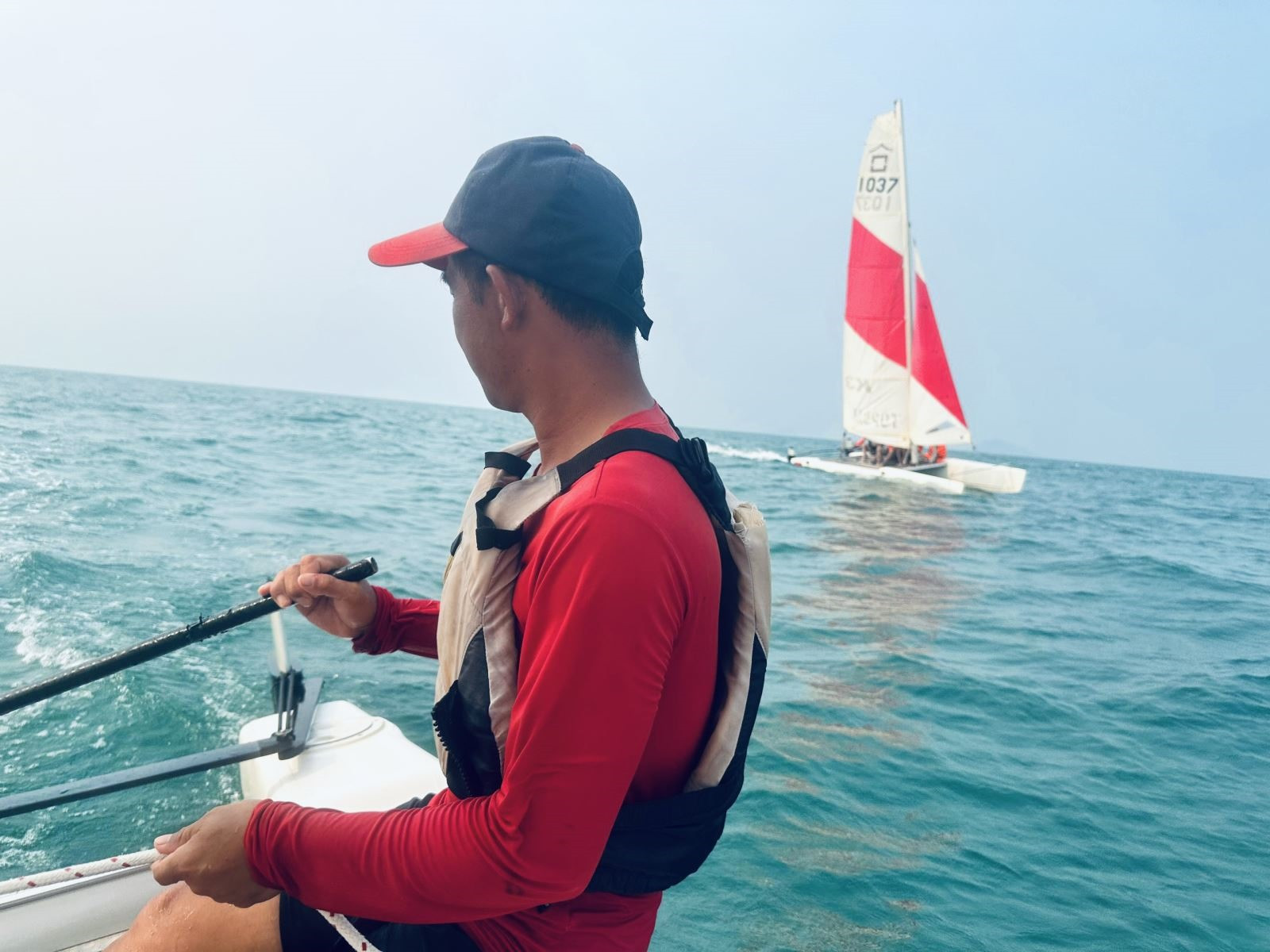 When taking part in playing catamaran, visitors are introduced the characteristics of the boat, guided how to sail the boat.