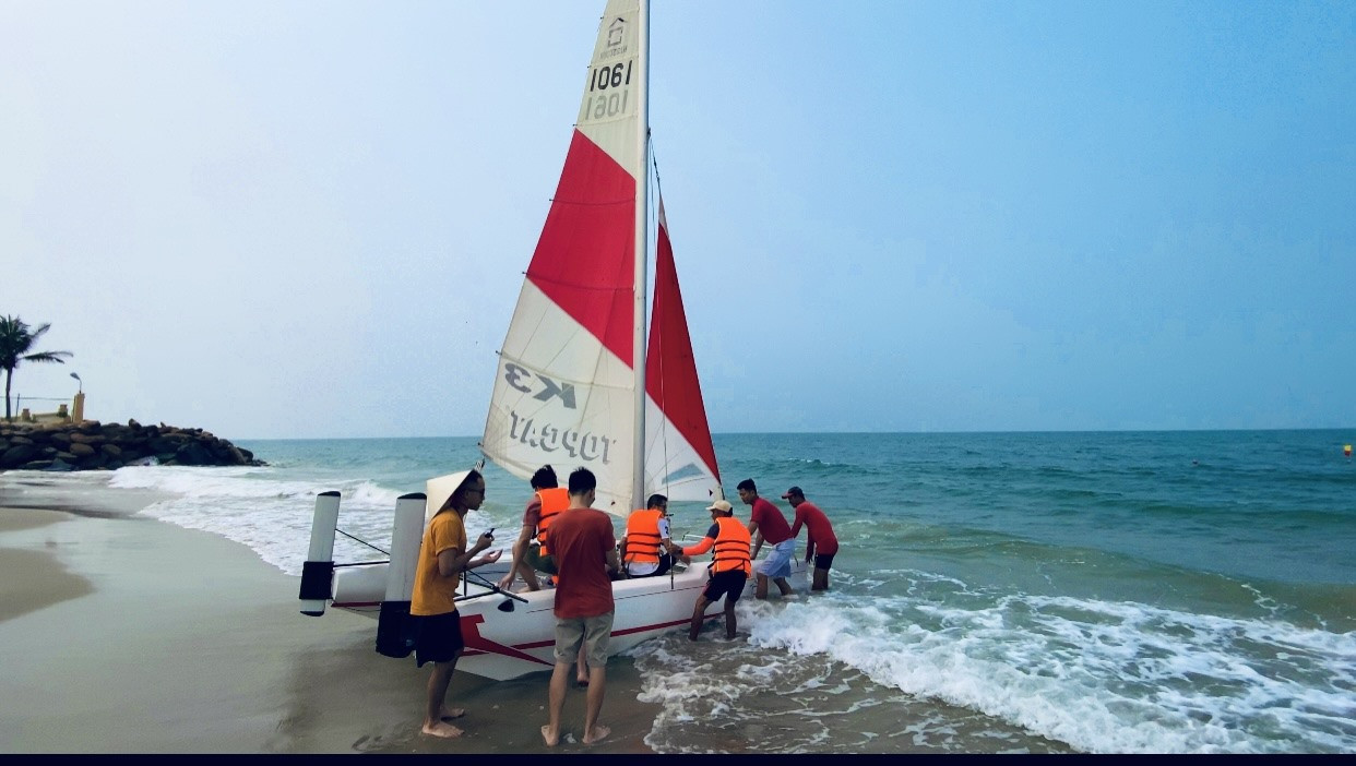 Visitors playing catamaran should pay much attention to the time when getting on/ off the boat because the waves may hit the shore and the sides of the boat very strong.