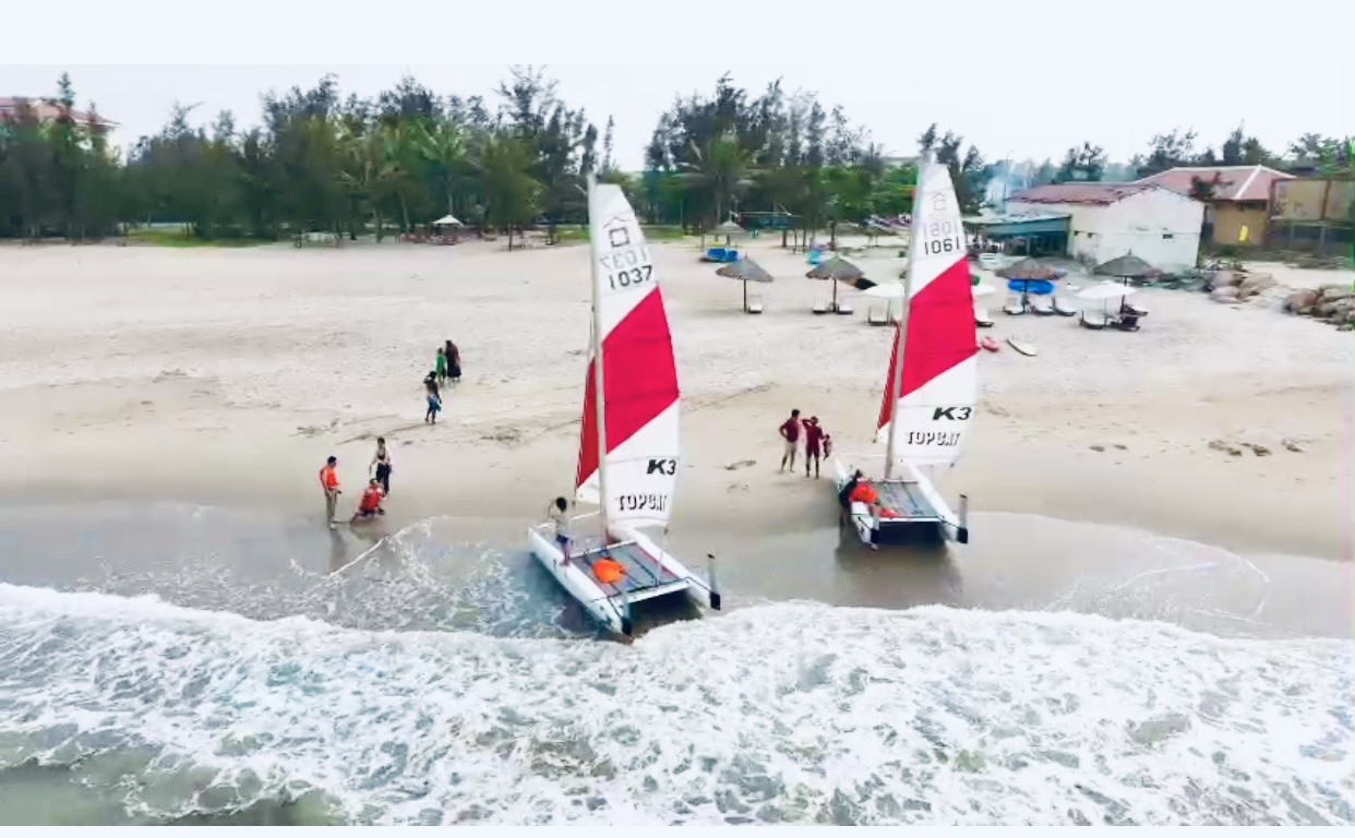 The Catamaran in Hoi An is smaller than that in Ha Long Bay and Nha Trang. Each catamaran there carries 3 people at most.