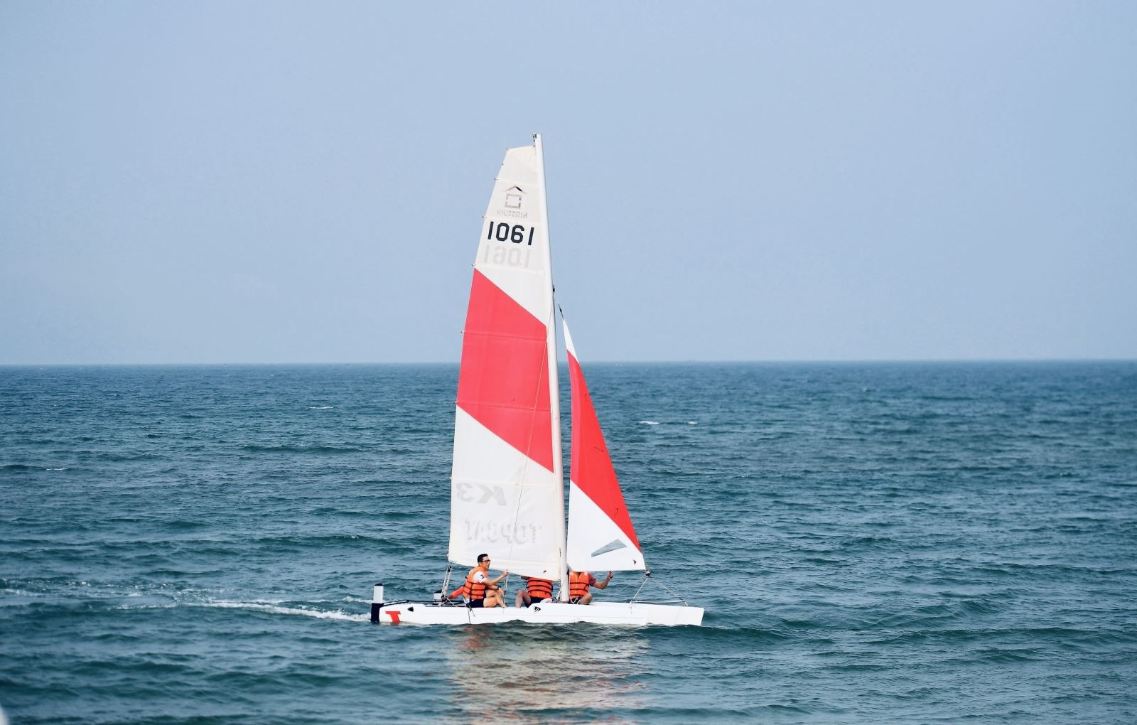 The best time to play catamaran is from April to September.