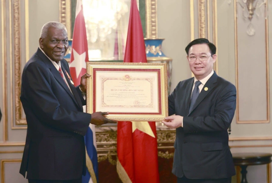 Chủ tịch Quốc hội Vương Đình Huệ trao Huân chương Hồ Chí Minh tặng Chủ tịch Quốc hội Cuba Esteban Lazo Hernandez. Ảnh: Doãn Tấn - TTXVN