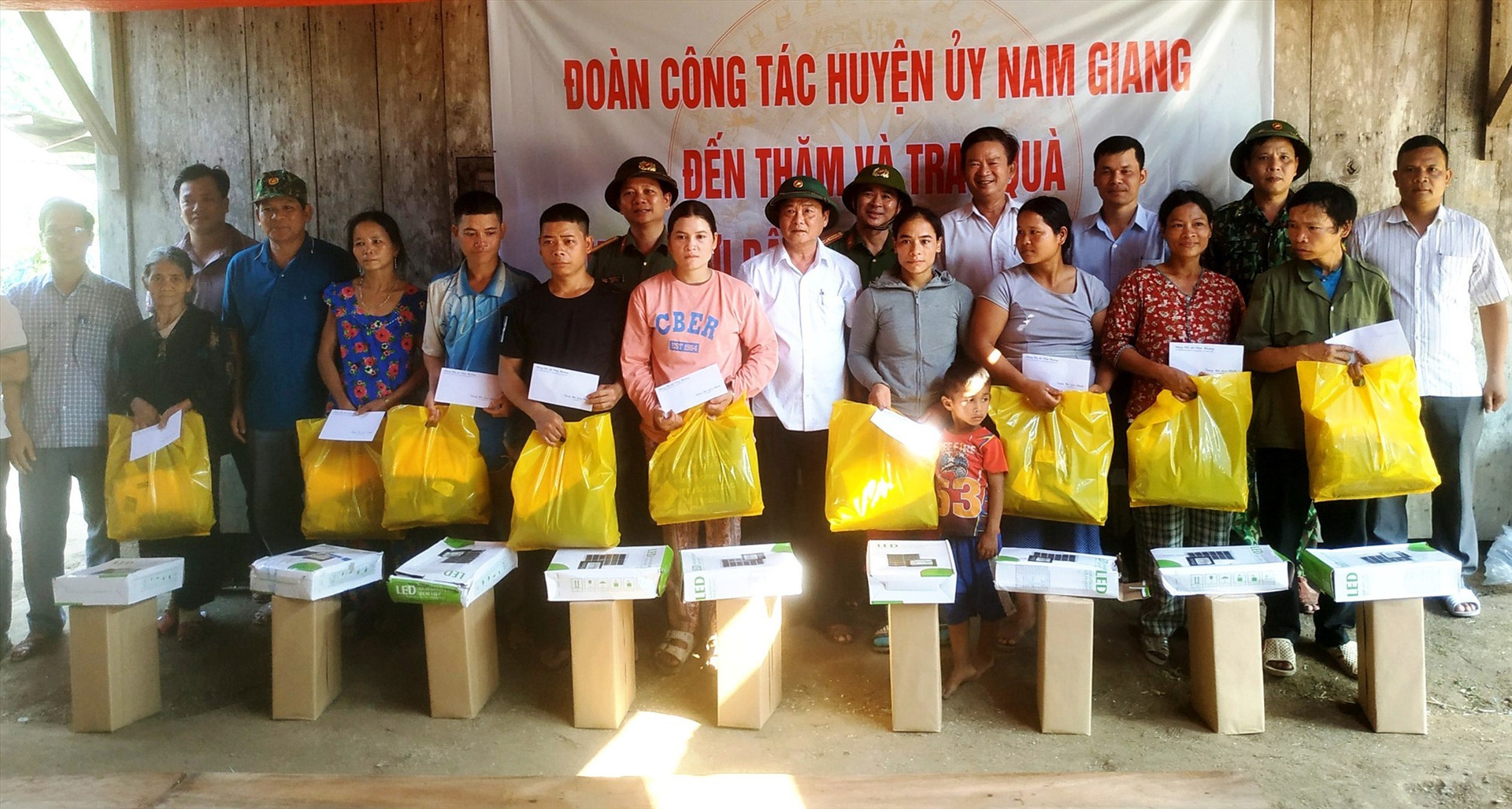 Lãnh đạo huyện Nam Giang trao quà cho các gia đình tại cụm dân cư Pêtapót.