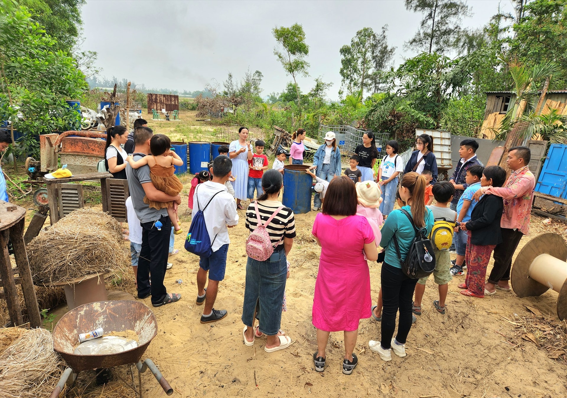 Mỗi buổi đọc sách sẽ gắn với những không gian khác nhau để các em nhỏ có những khám phá, trải nghiệm bên cạnh nghe đọc sách. Ảnh: Q.T