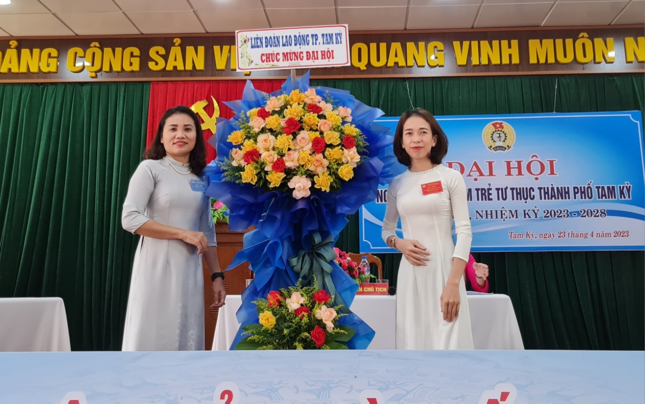 Chủ tịch LĐLĐ TP.Tam Kỳ Nguyễn Thị Thao tặng hoa chúc mừng Đại hội. Ảnh: D.L