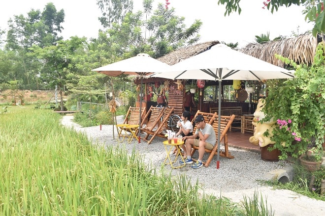 Đến đây, khách có thể thư giãn ngắm cánh đồng lúa đang vào mùa chín, hít thở không khí trong lành của đồng quê.