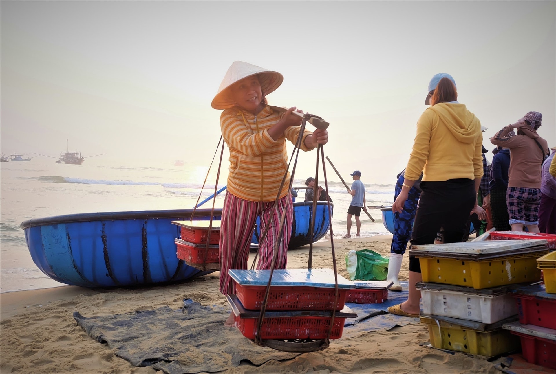 Những đôi gánh đầy cá tôm được gánh lên đường. Ảnh: B.T