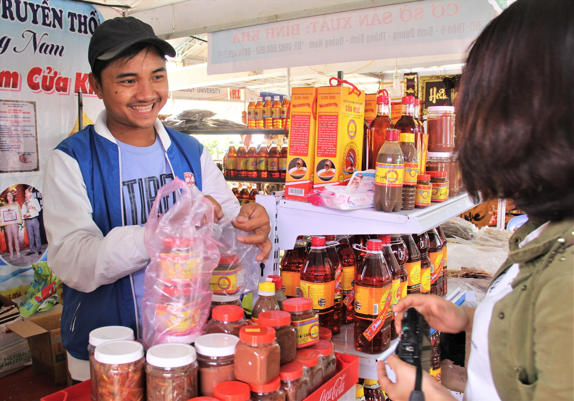 Không gian trưng bày các sản phẩm làng nghề Quảng Nam trở thành điểm nhấn tại chương trình “Những ngày văn hóa đồng hương Quảng Nam tại TP.Hồ Chí Minh”. Ảnh: ALĂNG NGƯỚC