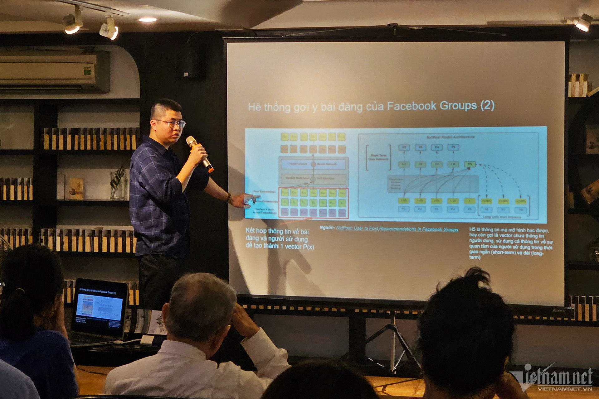 Kỹ sư Đặng Văn Quân chia sẻ về cách các mạng xã hội sử dụng thuật toán để phân phối nội dung tới người xem.