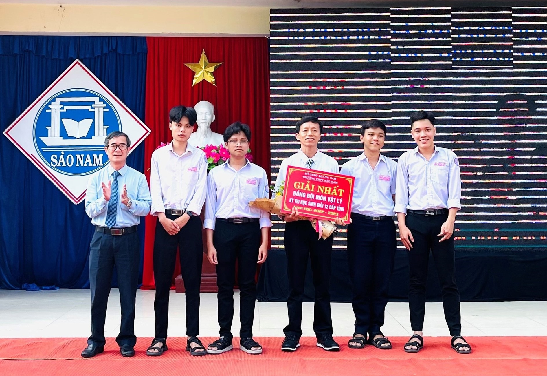 Ông Nguyễn Quang Mạnh – Phó Bí thư Thường trực Huyện ủy Duy Xuyên vinh danh các giáo viên và học sinh xuất sắc. Ảnh: N.T