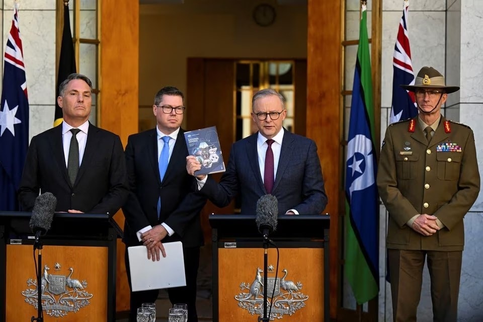 Thủ tướng Úc Anthony Albanese (thứ hai, bên phải sang) và các quan chức cấp cao tham dự cuộc họp báo sau khi công bố Đánh giá chiến lược quốc phòng tại Canberra ngày 24-4. Ảnh: Reuters