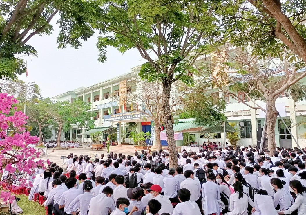 Công an huyện Thăng Bình tuyên truyền giáo dục pháp luật cho học sinh Trường THPT Hùng Vương. Ảnh: Đ.H