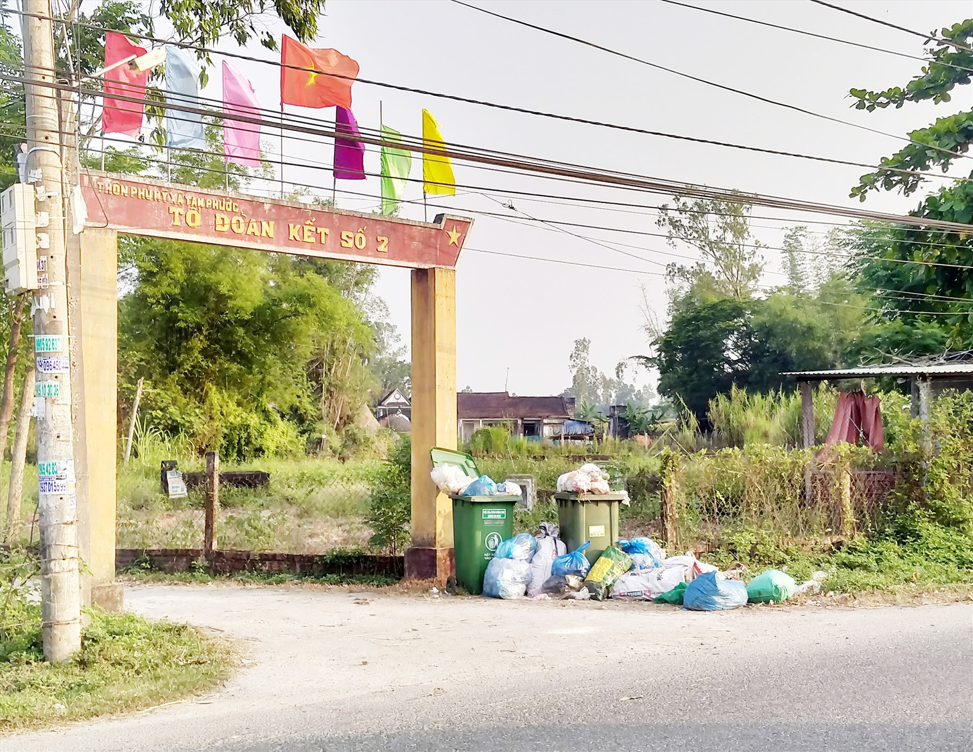 Rác thải tập kết ngay tại cổng chào tổ đoàn kết số 2 thôn Phú Mỹ, xã Tam Phước gây mất mỹ quan (Chụp chiều ngày 19/4/2023). Ảnh: N.Đ