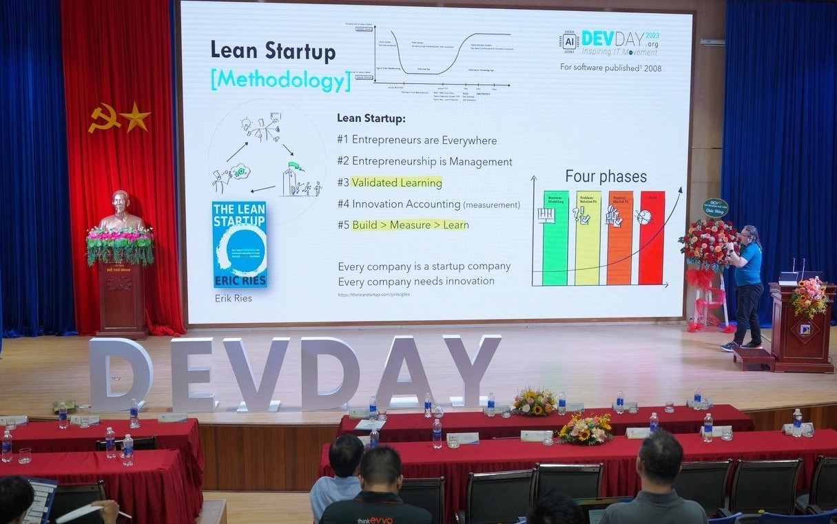 Các chuyên gia chia sẻ kinh nghiệm phát triển trong lĩnh vực công nghệ mới tại DevDay Đà Nẵng -2023.Ảnh NTB