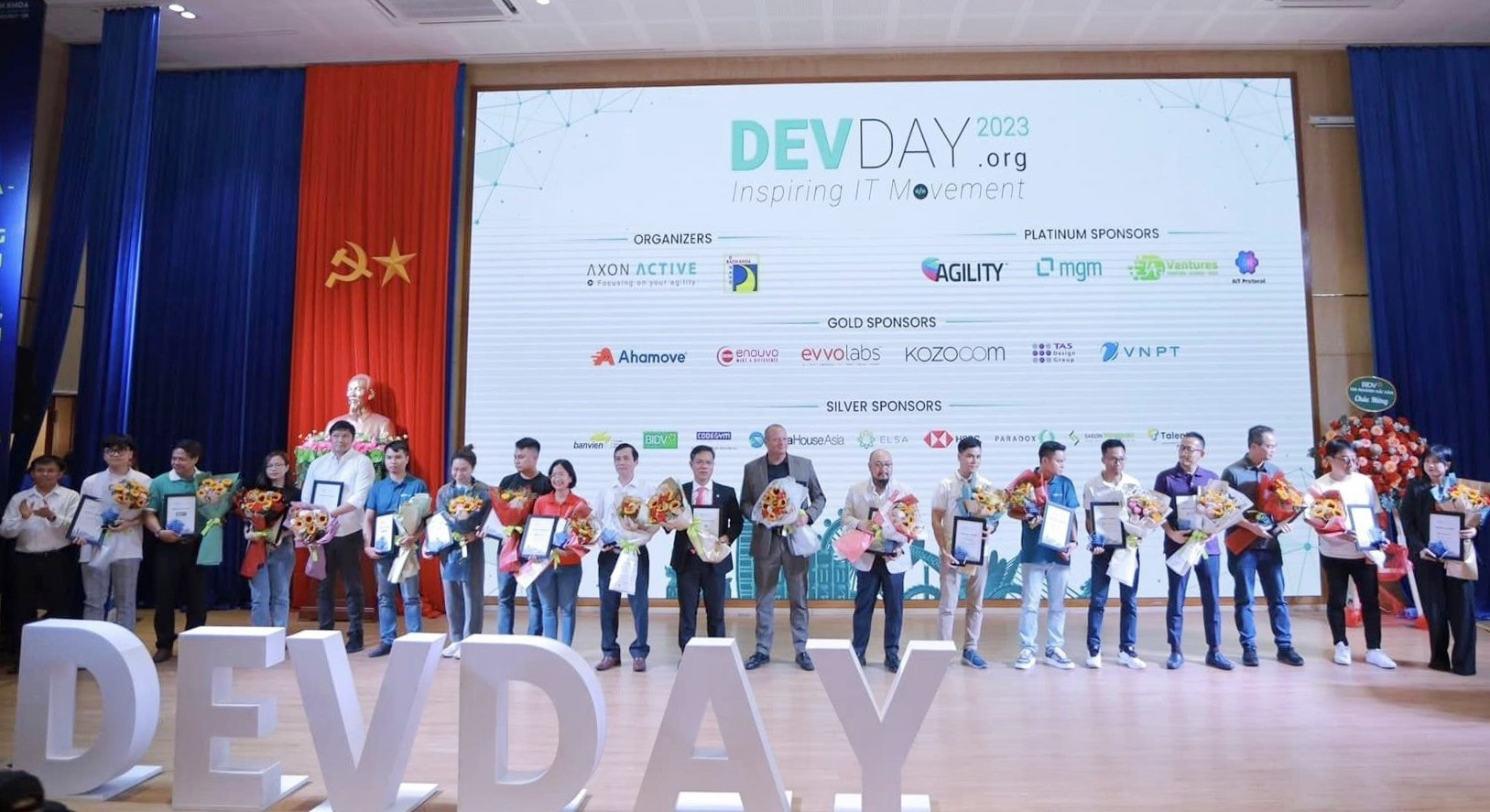 Các đại biểu chụp ảnh lưu niệm sự kiện DevDay Đà Nẵng -2023. Ảnh NTB