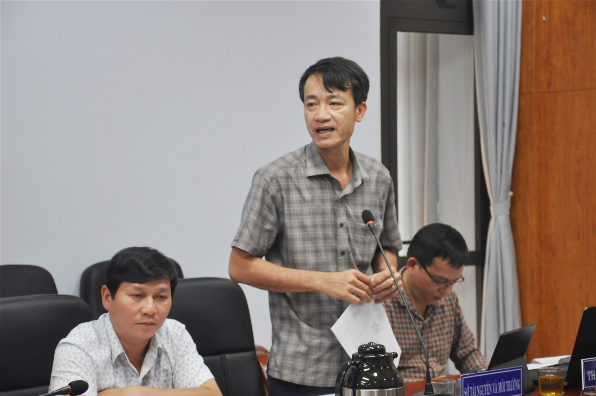 Ông Nguyễn Trường Sơn - Phó Giám đốc Sở TN-MT  trao đổi với người mua đất. Ảnh: N.Đ