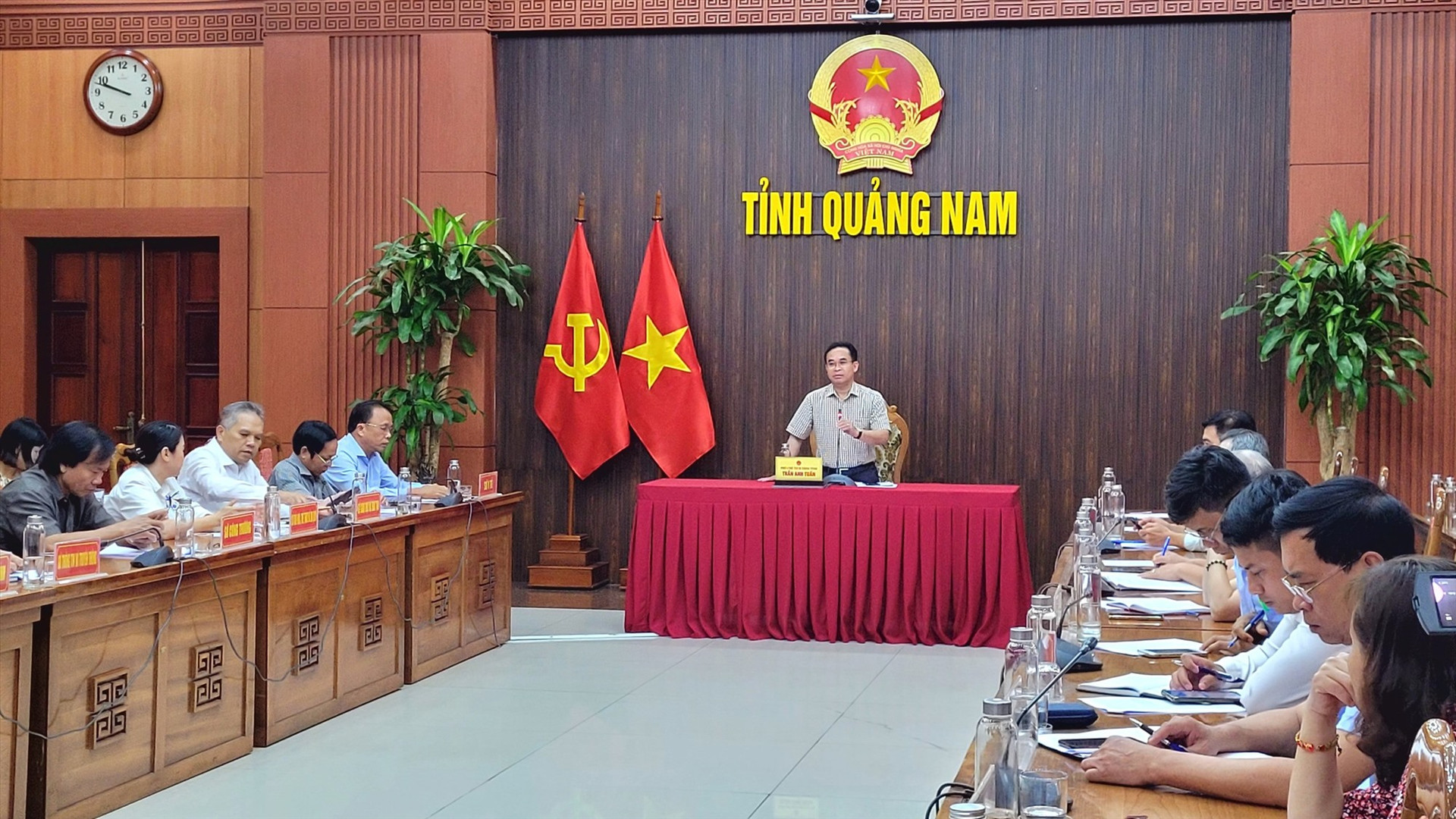 Phó Chủ tịch UBND tỉnh Trần Anh Tuấn yêu cầu tập trung công tác phòng dịch, đẩy mạnh tiến độ tiêm vắc xin phòng Covid-19. Ảnh: M.L