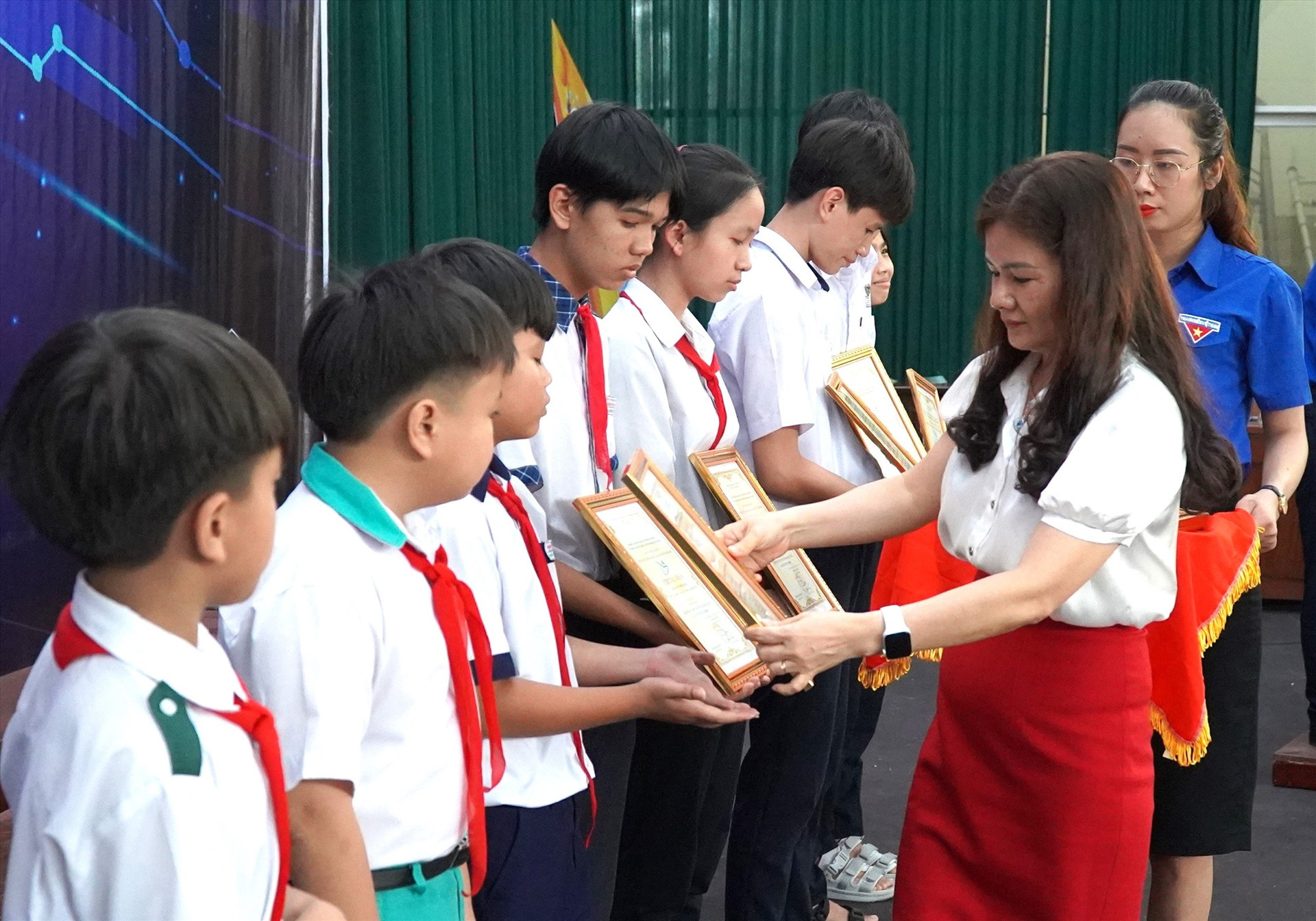 Bà Phạm Thị Ngọc Quyên - Phó Giám đốc Sở TT-TT trao giấy khen cho các thí sinh đoạt giải. Ảnh: THÀNH ĐẠT