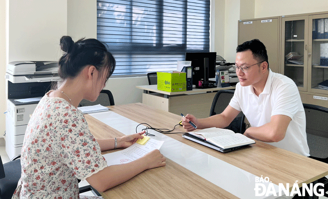 Thành phố cùng ngành khoa học và công nghệ triển khai nhiều giải pháp nâng cao hiệu quả, phát huy vai trò quản lý Nhà nước về sở hữu trí tuệ. Trong ảnh: Cán bộ Văn phòng đại diện Cục Sở hữu trí tuệ tại Đà Nẵng hỗ trợ doanh nghiệp đăng ký sở hữu trí tuệ. Ảnh: MINH ANH