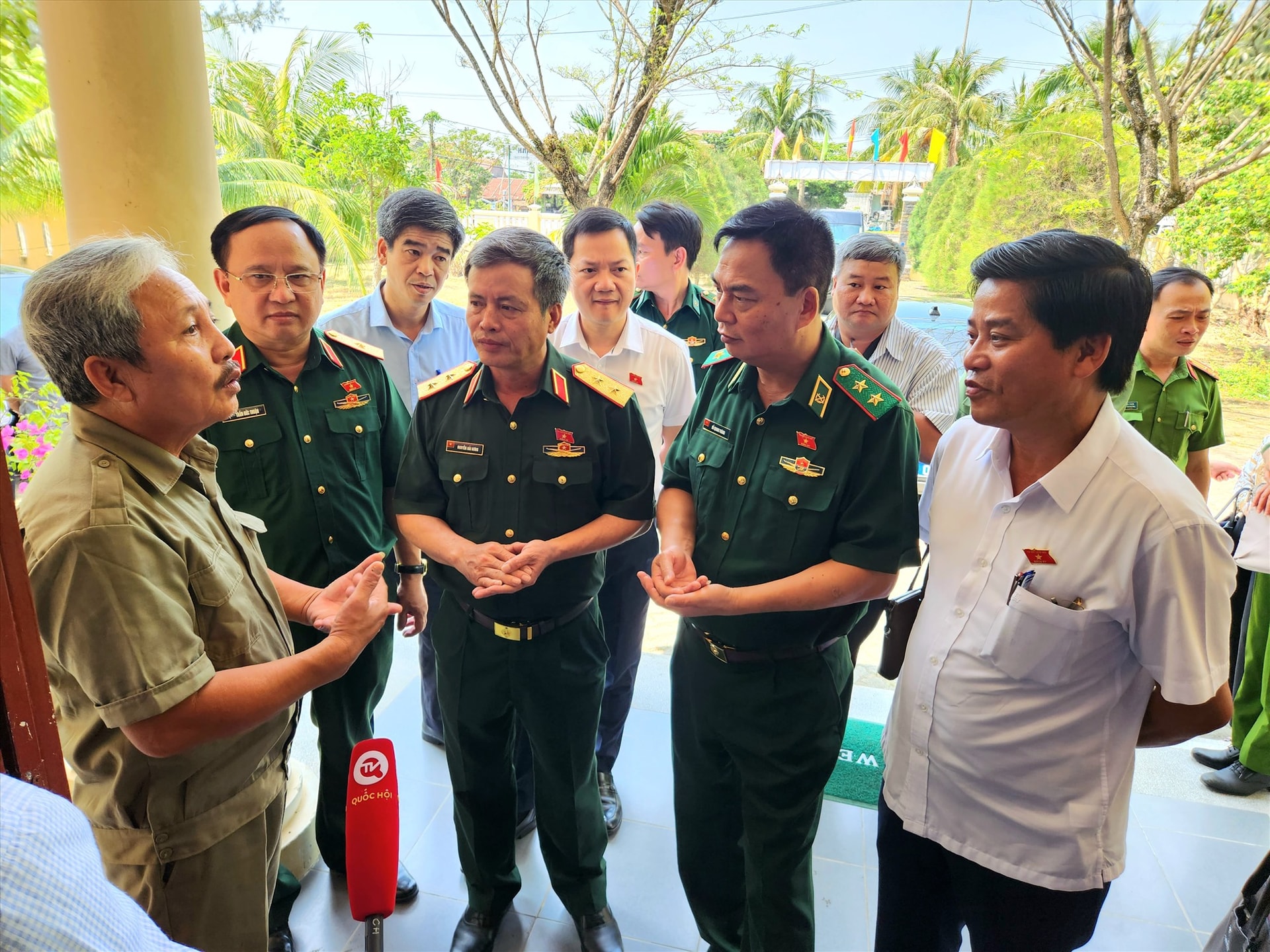 Đại diện Ban bảo vệ dân phố phường Cẩm An chia sẻ thông tin với đoàn công tác của Ủy ban Quốc phòng và an ninh Quốc hội. Ảnh: Q.T