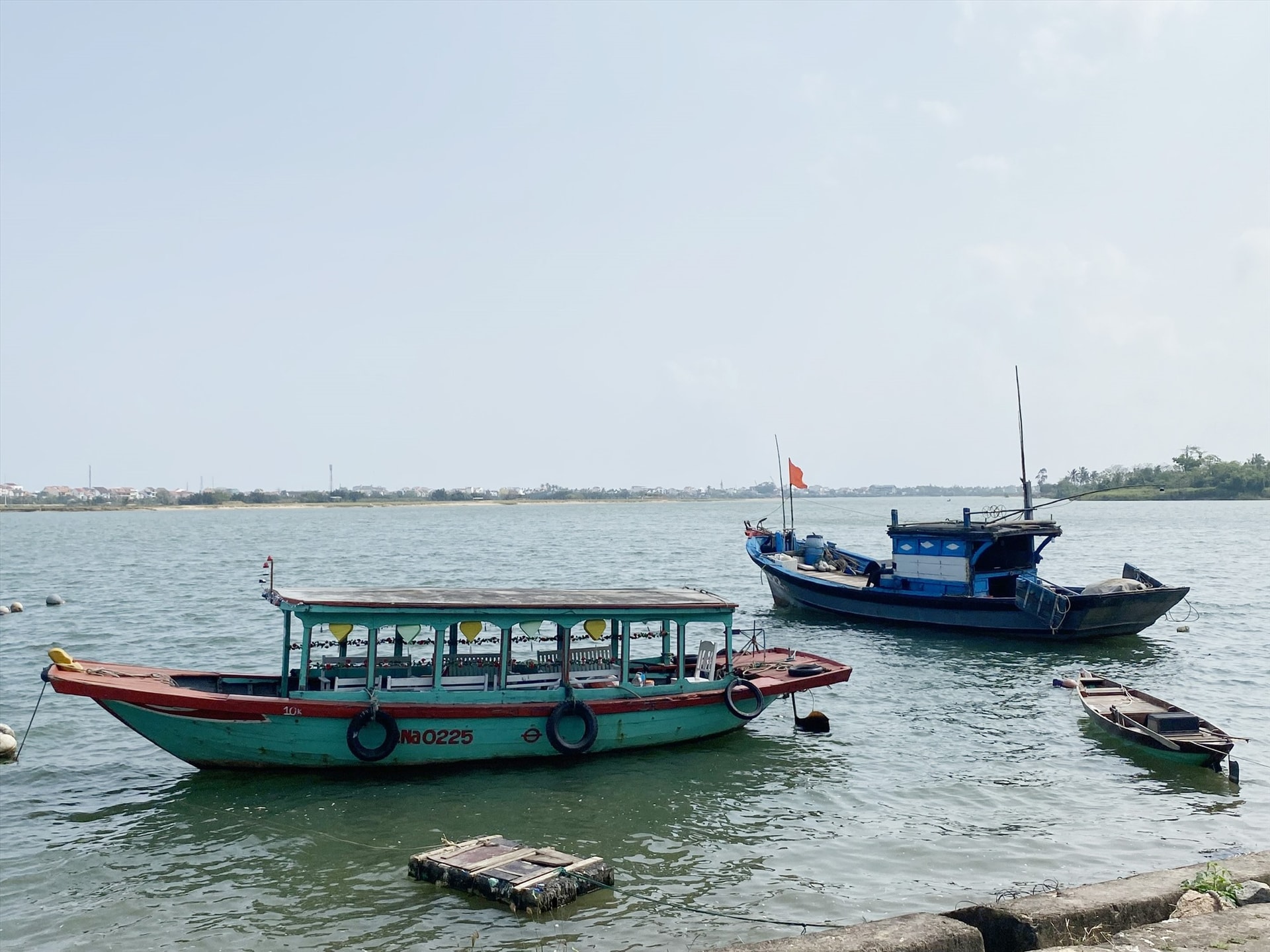 Số lượng tàu thuyền đánh bắt cá trên biển tại xã Cẩm Kim ngày càng ít dần. Ảnh: V.LỘC