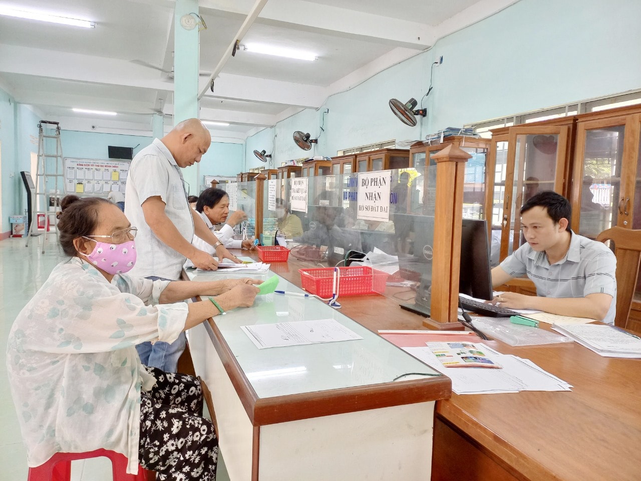 Ngành liên quan và chính quyền các địa phương của Quế Sơn tập trung giải quyết hồ sơ đất đai của công dân, đảm bảo không để tồn đọng, kéo dài. Ảnh: L.T