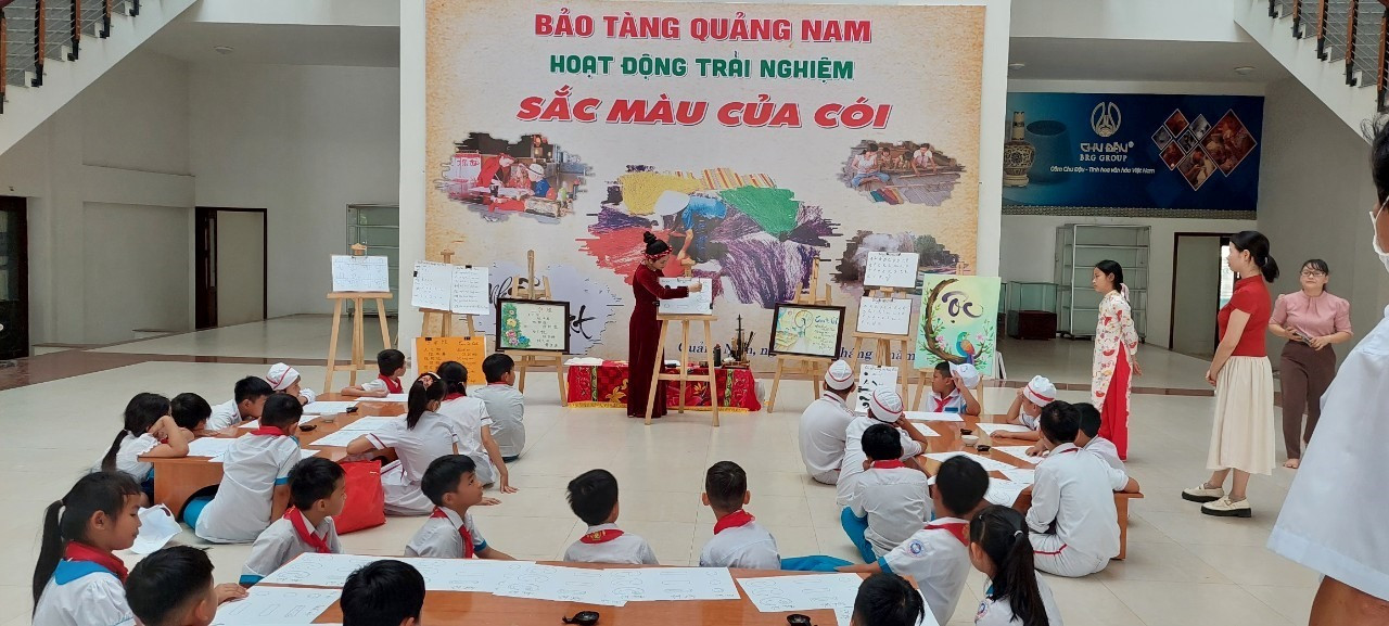 Học sinh và du khách tham gia chương trình “Sắc màu của cói” tại Bảo tàng Quảng Nam.