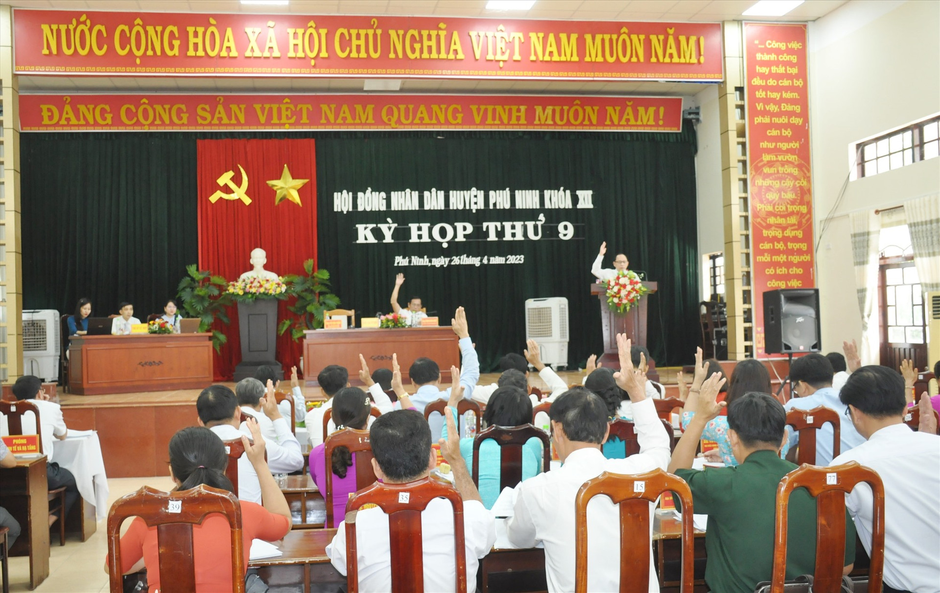HĐND huyện Phú Ninh biểu quyết thông qua các nghị quyết. Ảnh: N.Đ