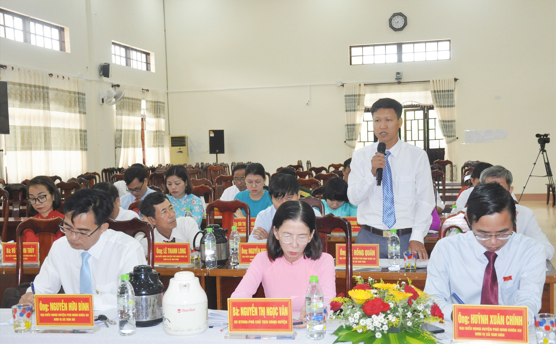 Đại biểu HĐND huyện Phú Ninh thảo luận tại Kỳ họp thứ 9 diễn ra sáng nay 26/4. Ảnh: N.Đ