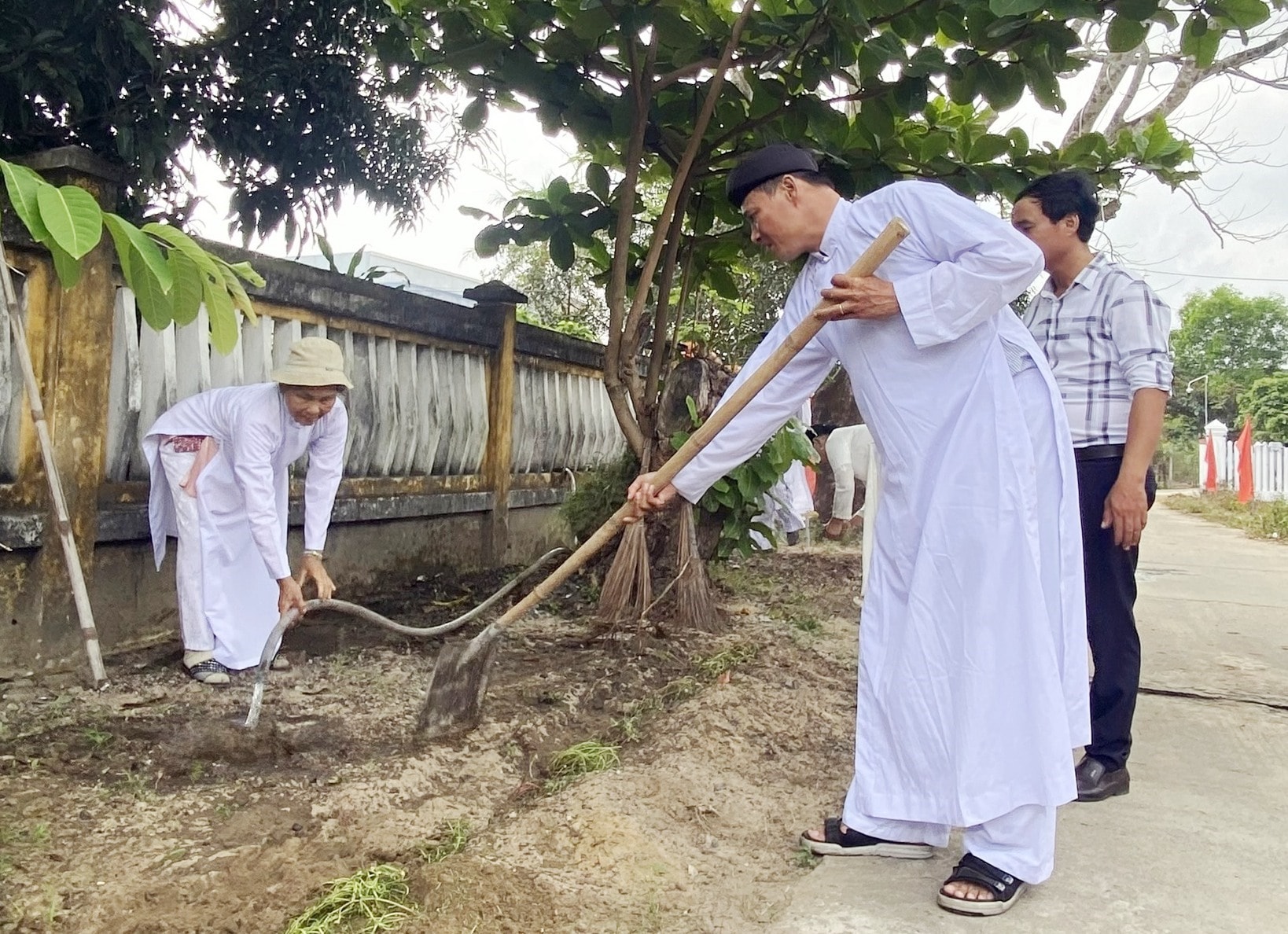 Thánh thất Trung Đức đã nhận một đoạn đường để quét dọn, phát quang, trồng, chăm sóc hoa. Ảnh: K.L