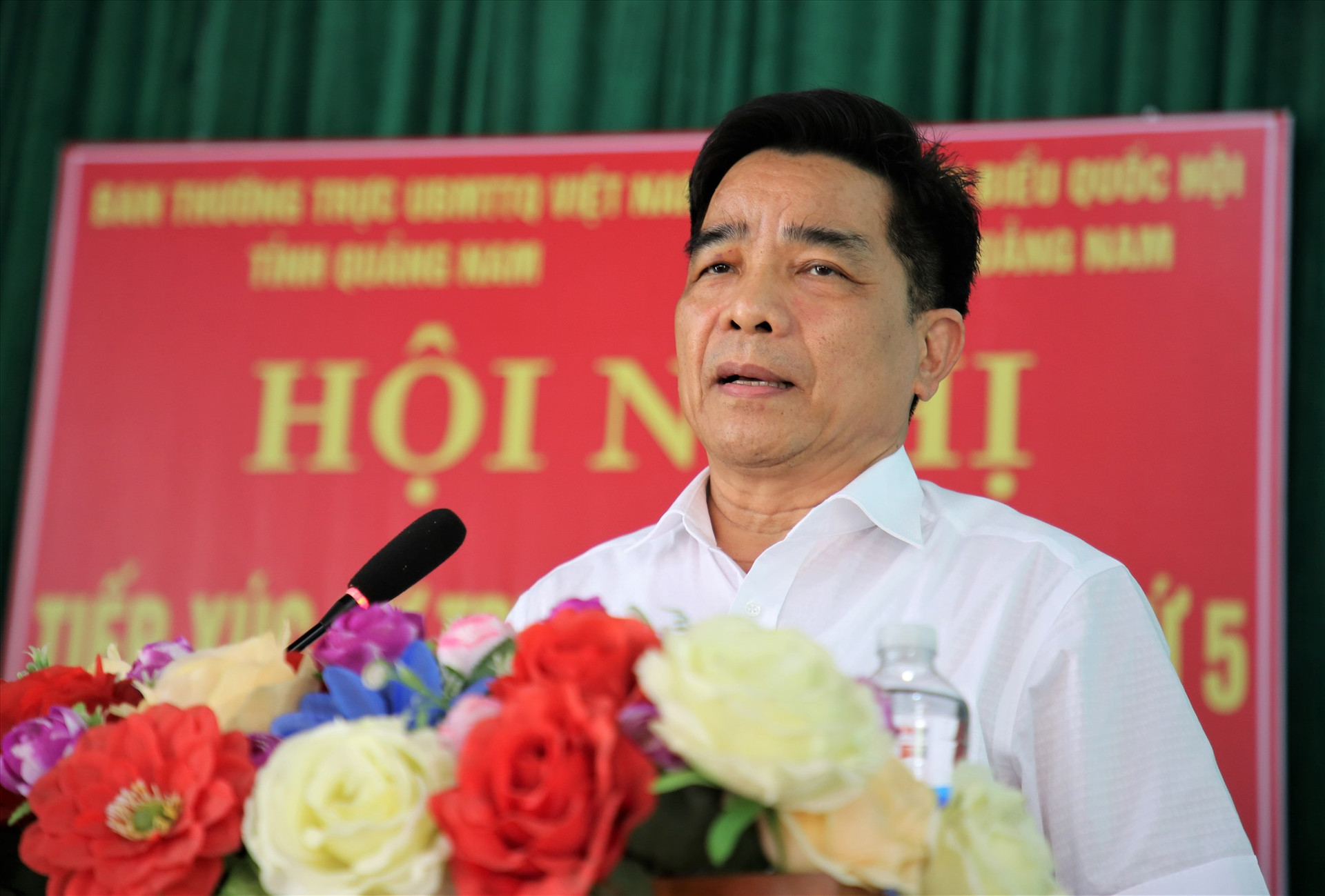 Trưởng đoàn Đại biểu Quốc hội tỉnh Lê Văn Dũng phát biểu tại buổi tiếp xúc cử tri Nam Giang. Ảnh: Đ.N