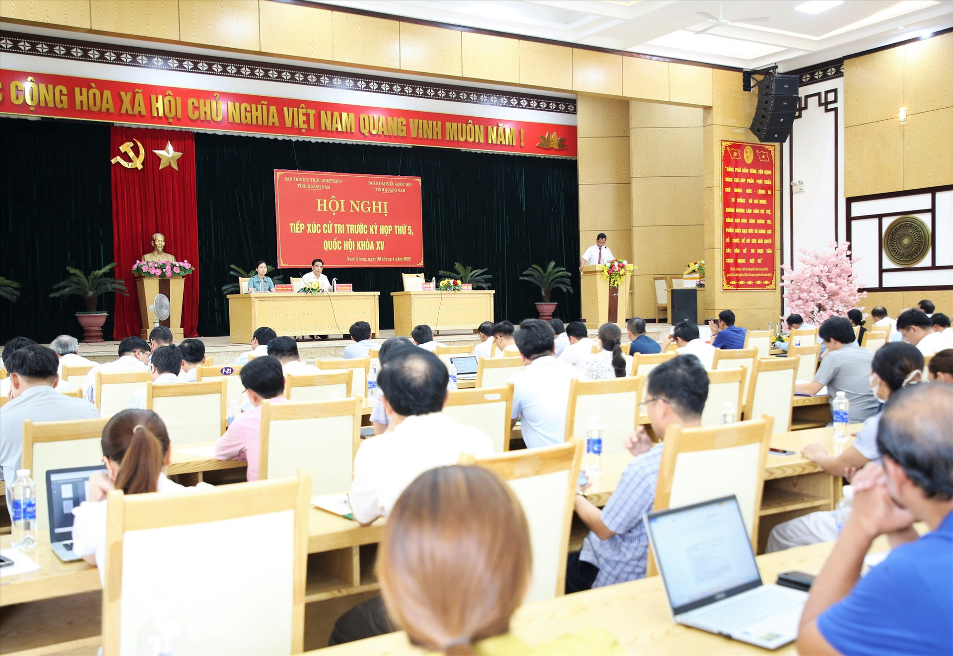 Đại biểu Quốc hội tiếp xúc cử tri tại Nam Giang. Ảnh: Đ.N