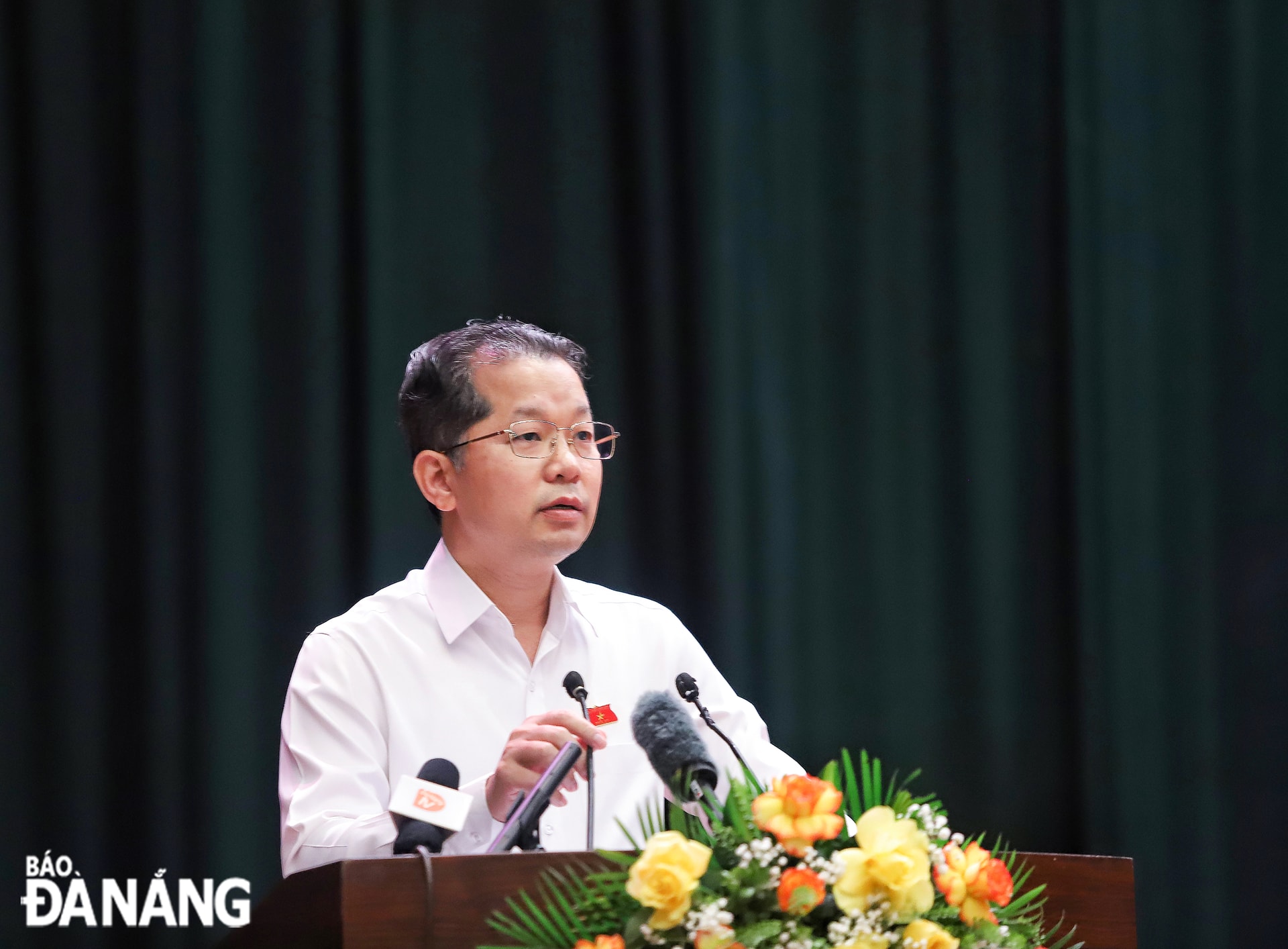 Bí thư Thành ủy Nguyễn Văn Quảng phát biểu giải trình các vấn đề cử tri quan tâm. Ảnh: NGỌC PHÚ
