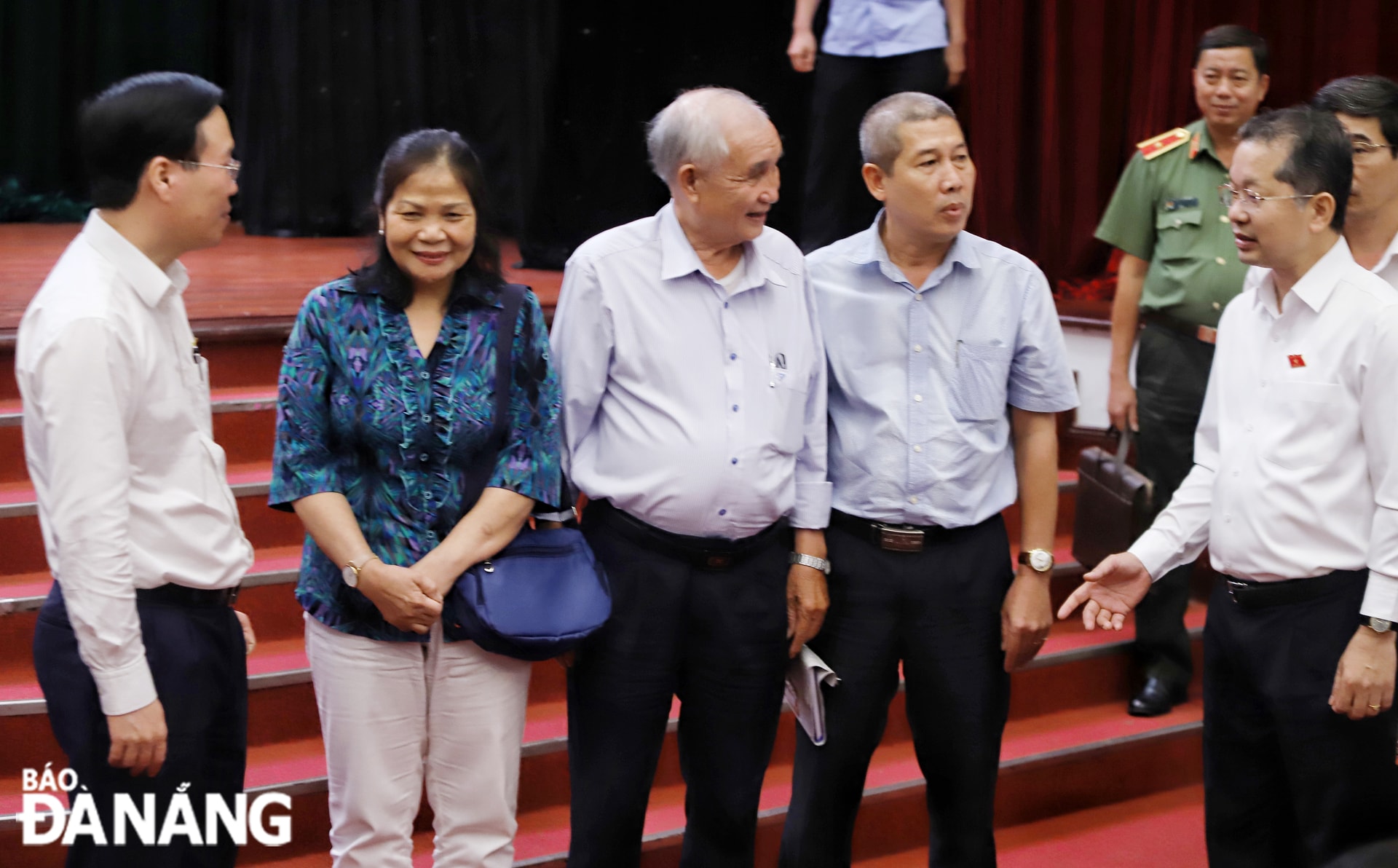 Chủ tịch nước Võ Văn Thưởng (bên trái) và Bí thư Thành ủy Nguyễn Văn Quảng (bên phải) trao đổi bên lề với cử tri. Ảnh: NGỌC PHÚ