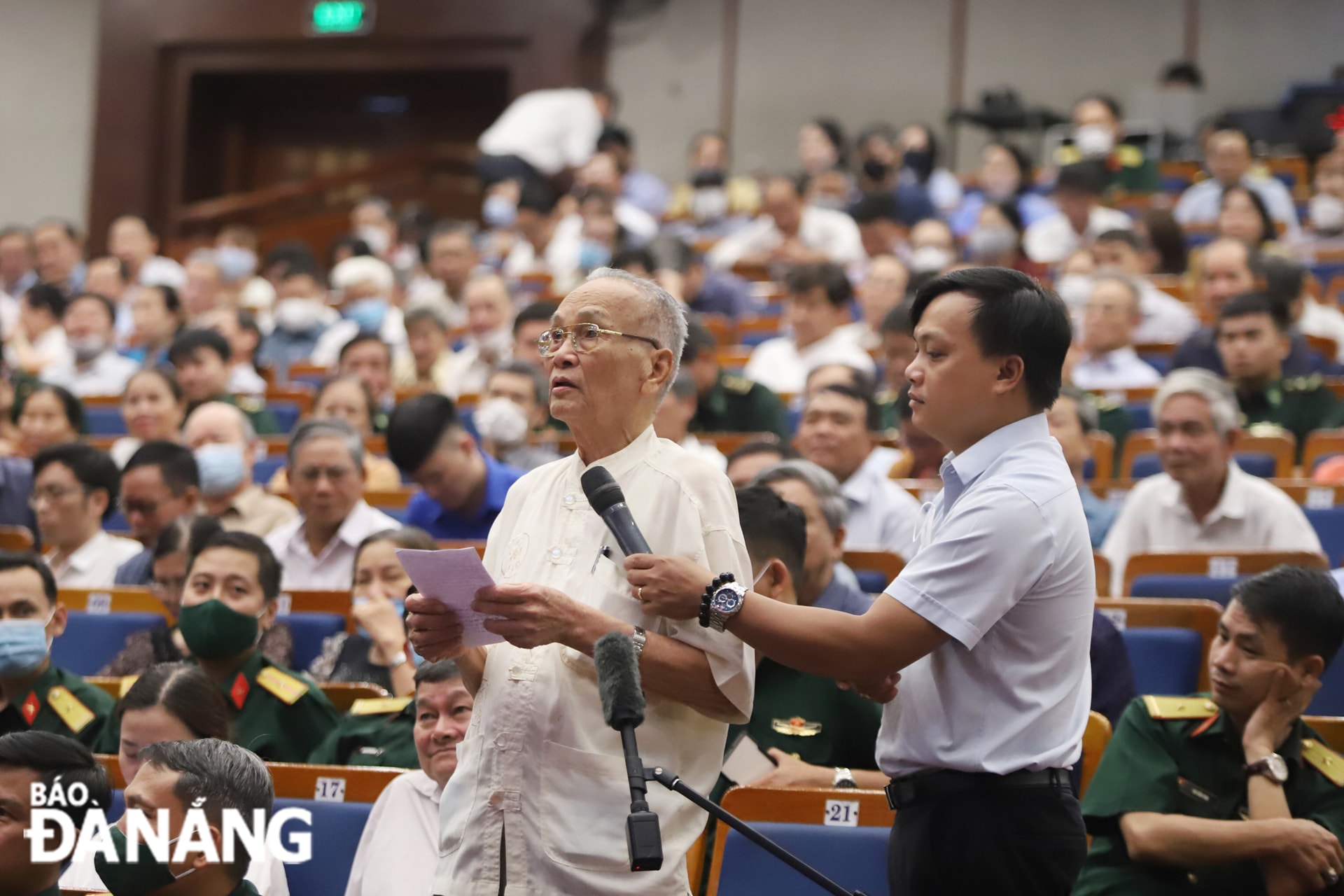 Cử tri Nguyễn Trí Tổng (Cử tri quận Hải Châu) phát biểu kiến nghị tại buổi tiếp xúc cử tri. Ảnh: NGỌC PHÚ