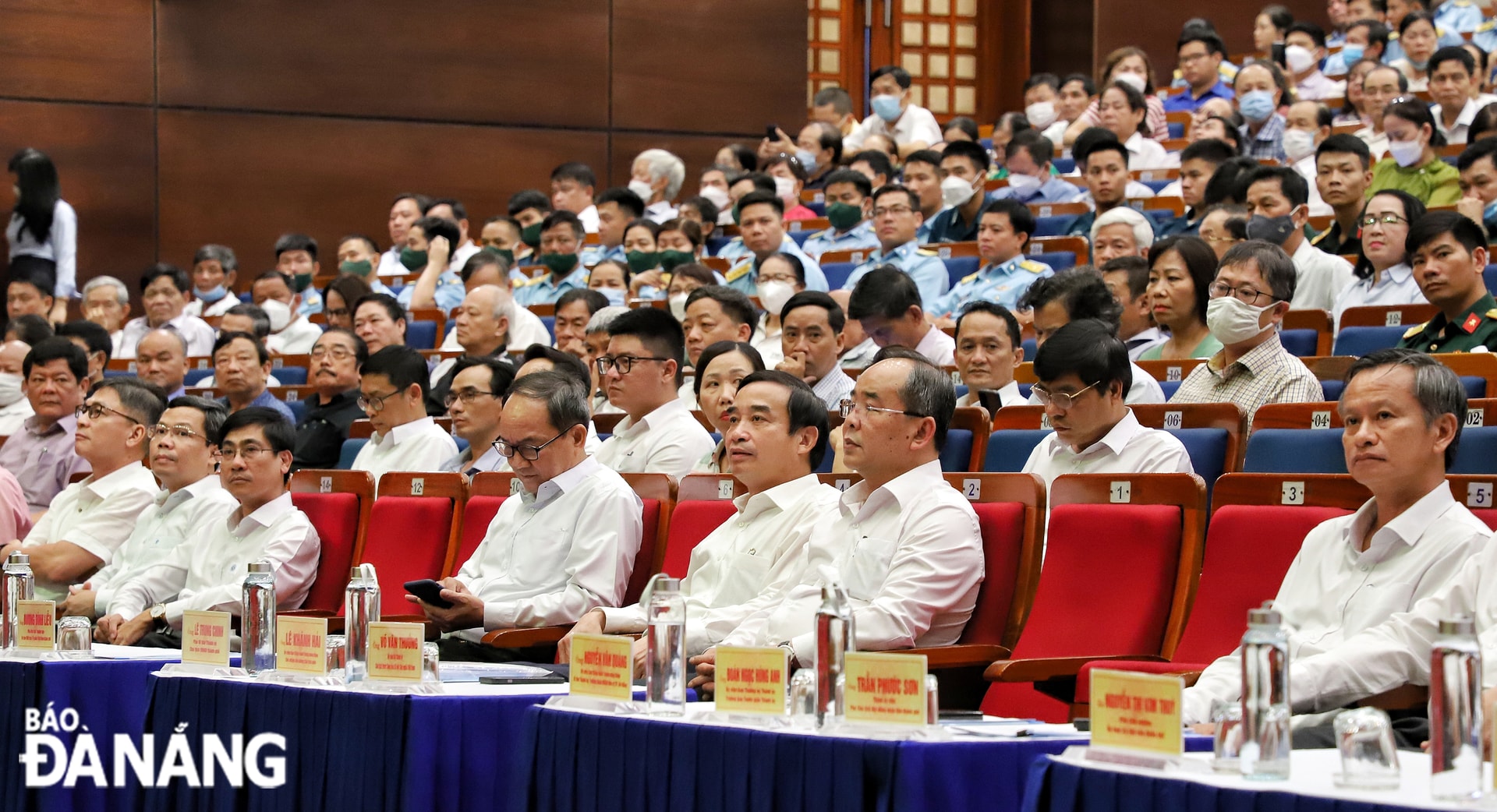 Chủ tịch UBND thành phố Lê Trung Chinh dự buổi tiếp xúc cử tri. Ảnh: NGỌC PHÚ