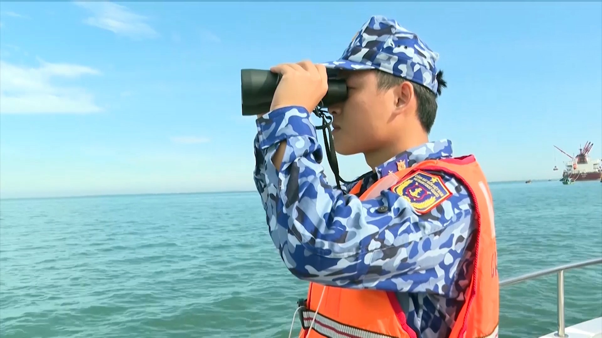 Cảnh sát biển thường xuyên tuần tra, tuyên truyền, xử lý vi phạm đối với các tàu cá trên biển. Ảnh: T.C