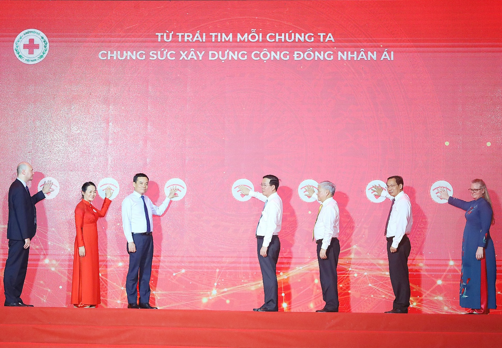 Chủ tịch nước Võ Văn Thưởng cùng các đồng chí lãnh đạo thực hiện nghi thức phát động Tháng nhân đạo 2023. (Ảnh: Hội CTD Việt Nam)