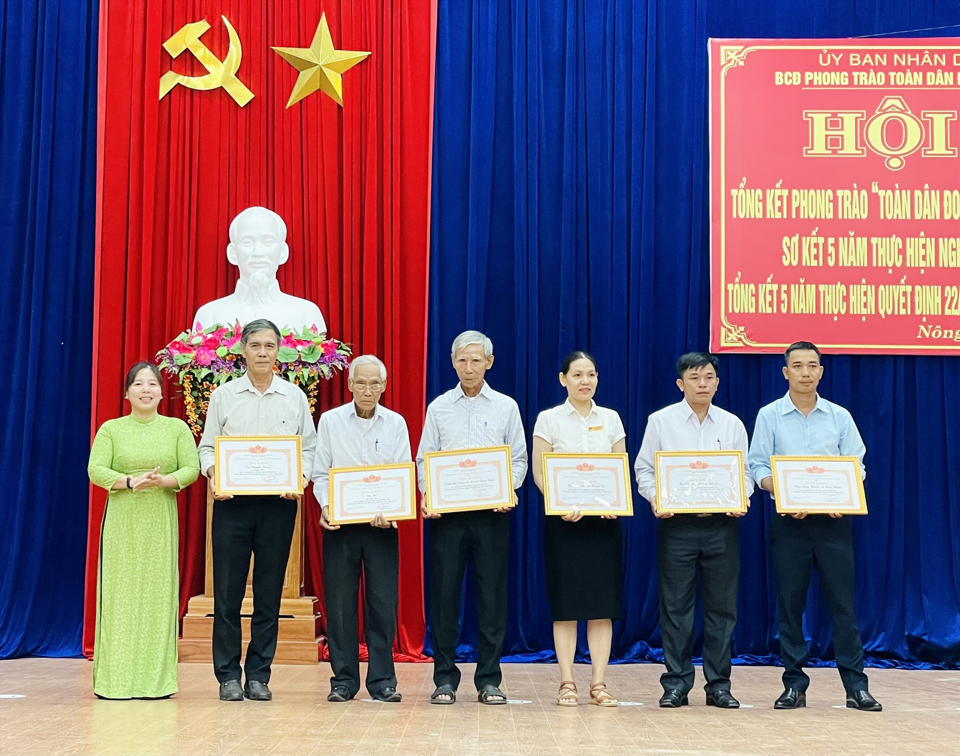 Phó Chủ tịch UBND huyện Nguyễn Thị Thu Thủy trao giấy khen cho các tập thể, tộc họ tiêu biểu trong phong trào “Toàn dân đoàn kết xây dựng đời sống văn hóa” năm 2022. Ảnh: TÂM LÊ